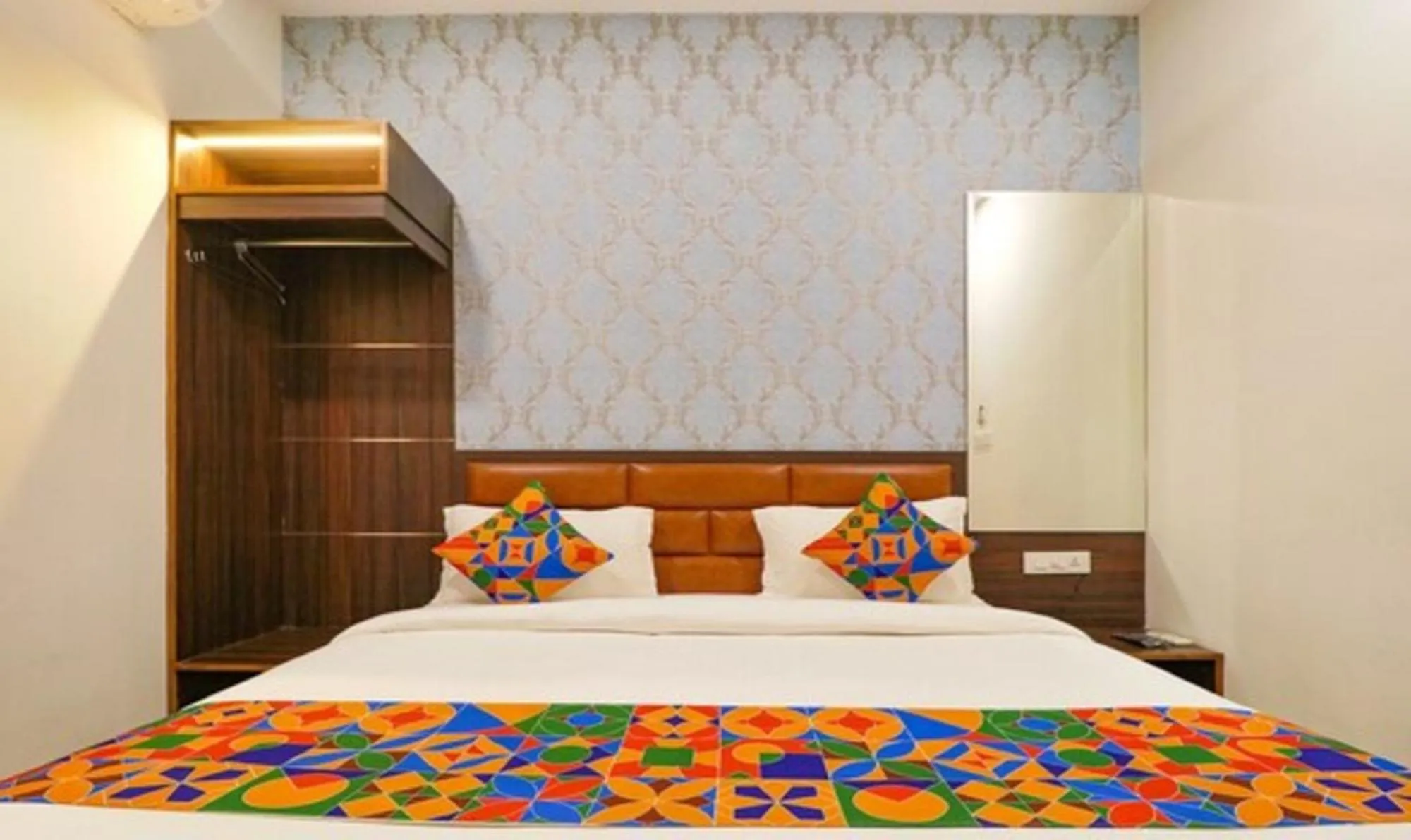 Bed in Hotel California Heights