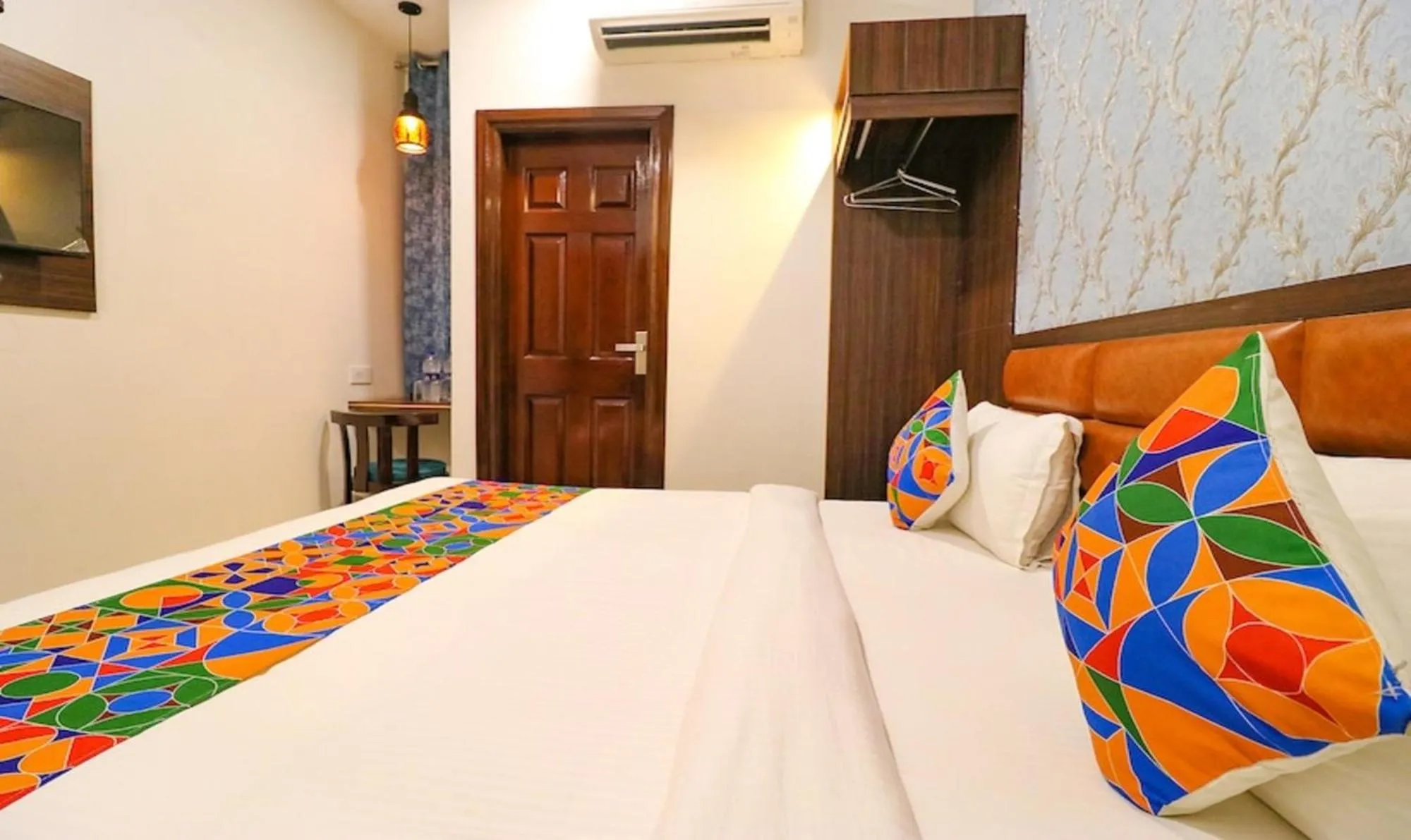 Bed in Hotel California Heights