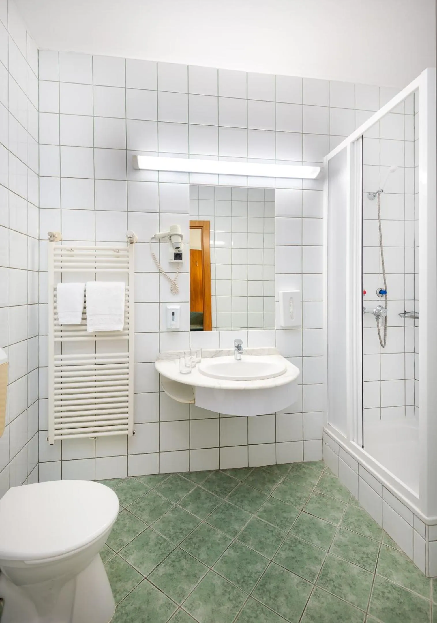 Shower in Hotel Millennium