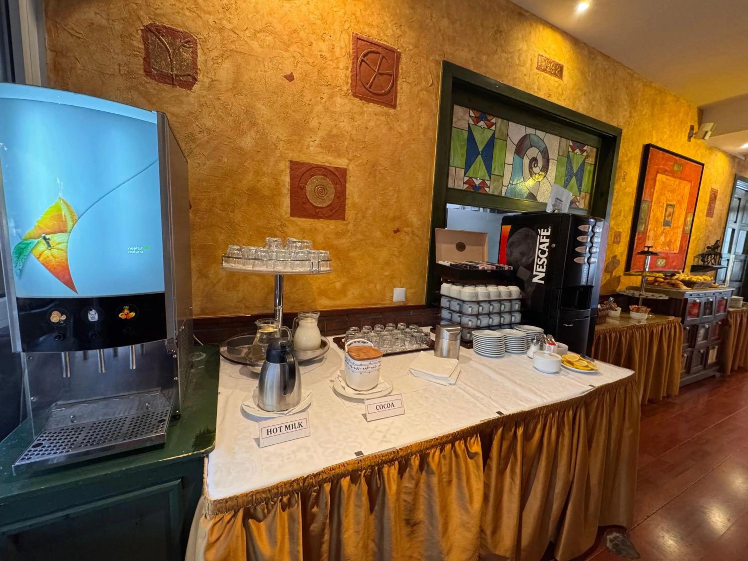 Restaurant/places to eat in Hotel Charles