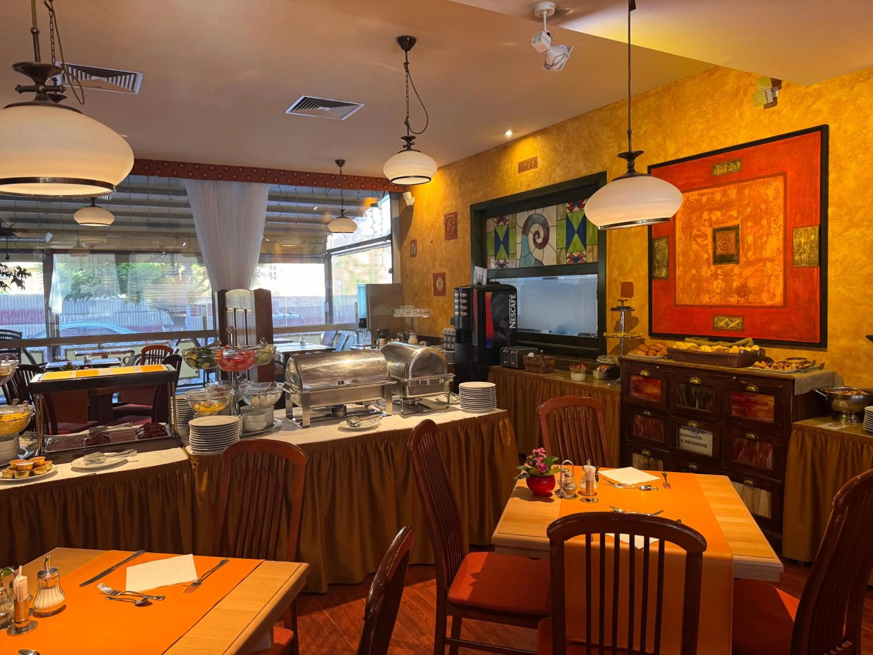 Restaurant/places to eat in Hotel Charles