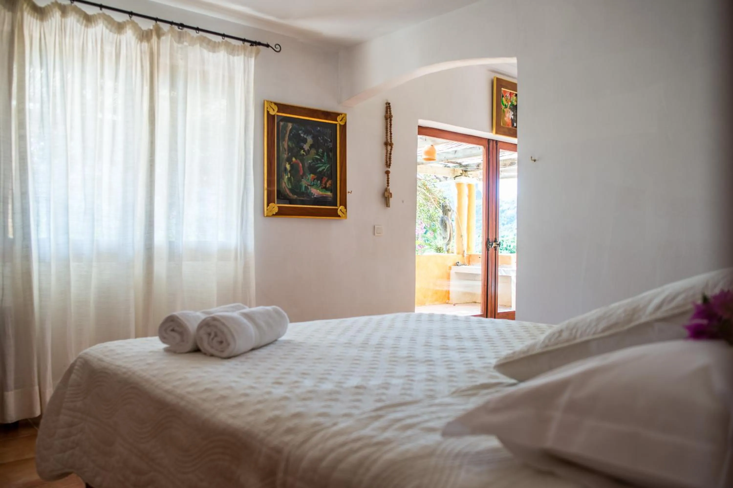 Bedroom, Bed in Villa Yrondi