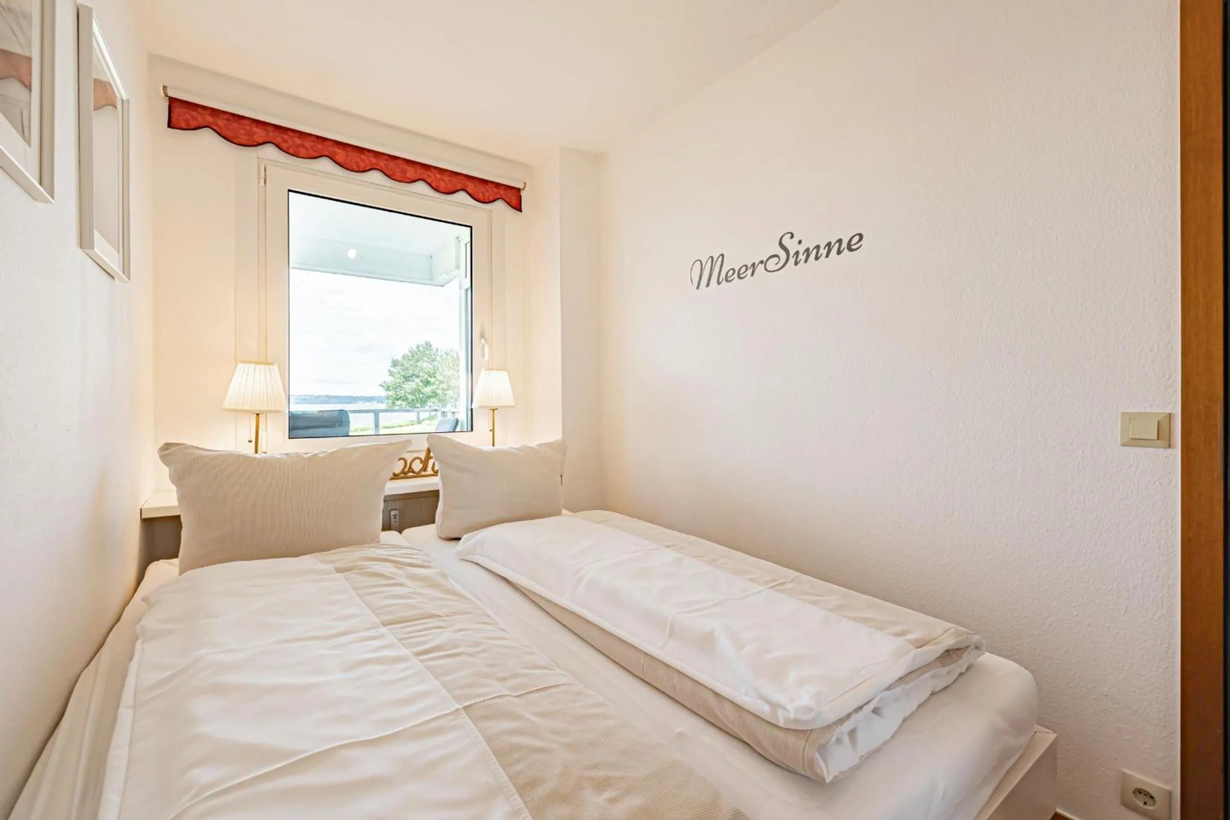 Bedroom, Bed in fewo1846 - MeerSinne - Stilvolle Wohnung mit Balkon und Meerblick