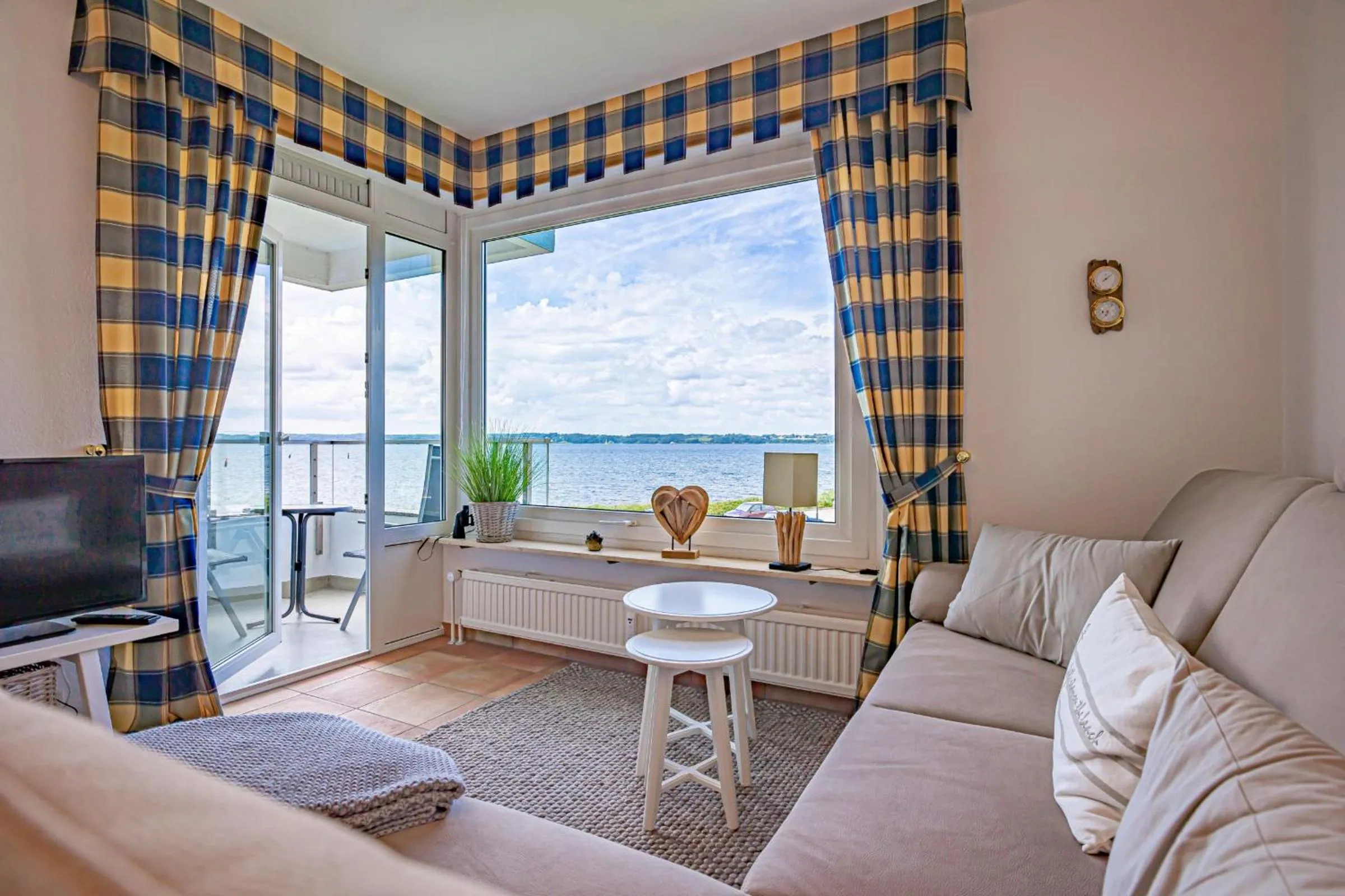 Living room in fewo1846 - MeerSinne - Stilvolle Wohnung mit Balkon und Meerblick