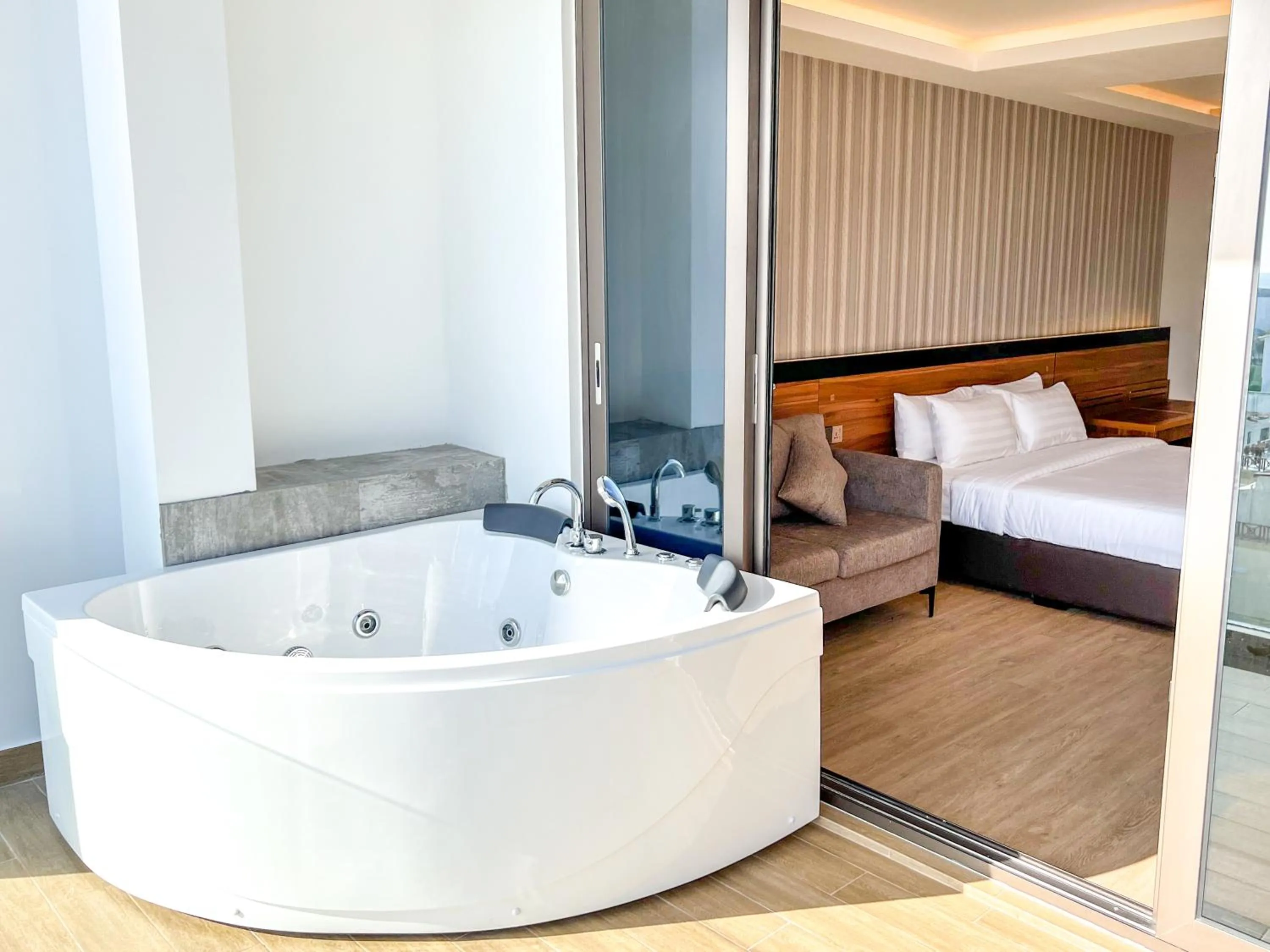 Hot Tub, Bed in Triton Prestige Seaview and Spa