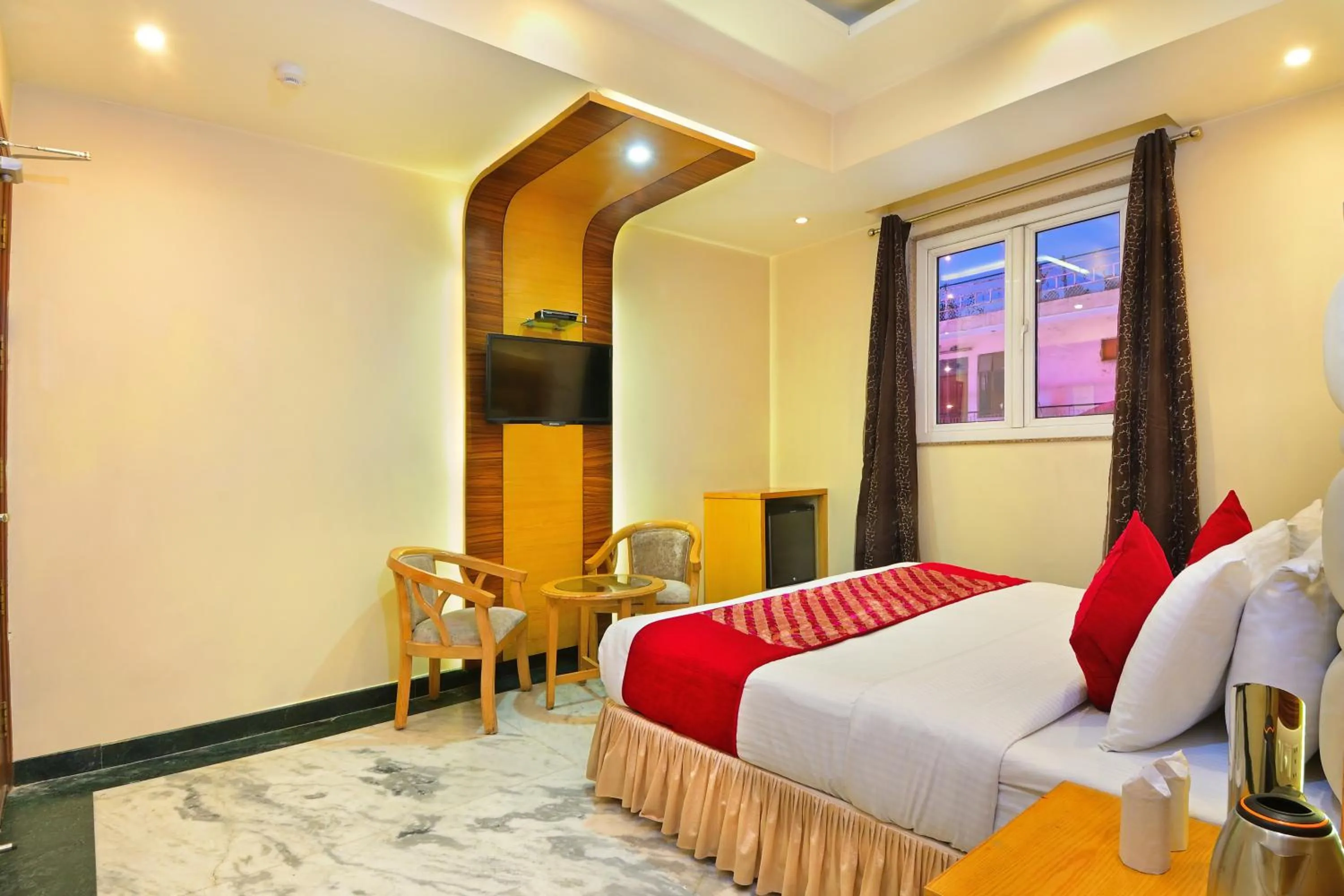 Bedroom, Bed in Hotel Hari Piorko Grand - 2 Min from New Delhi Railway Station
