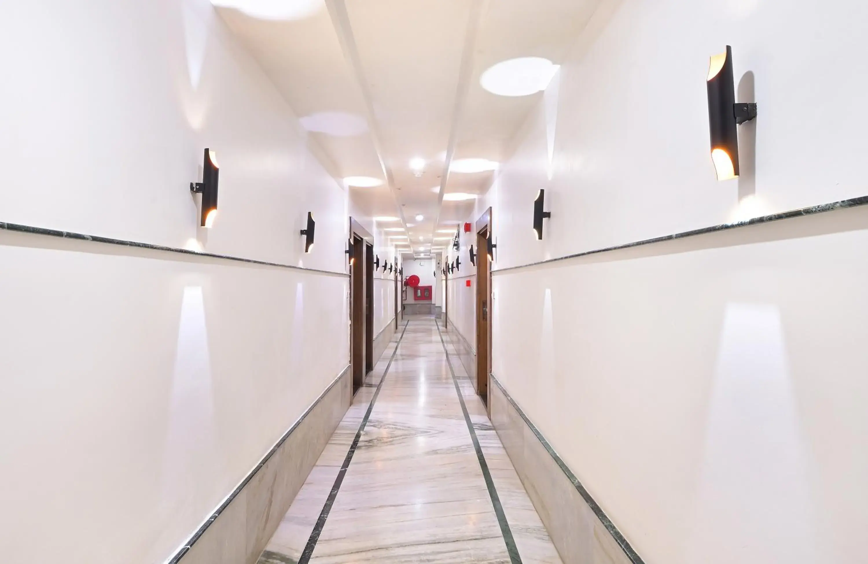Property building in Hotel Hari Piorko Grand - 2 Min from New Delhi Railway Station Property building in Hotel Hari Piorko Grand - 2 Min from New Delhi Railway Station