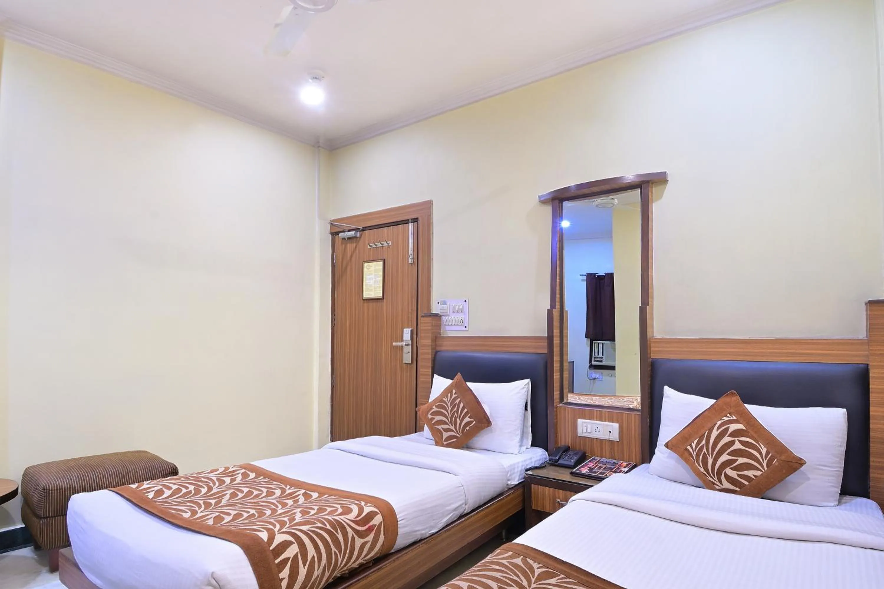 Bedroom, Bed in Hotel Hari Piorko Grand - 2 Min from New Delhi Railway Station