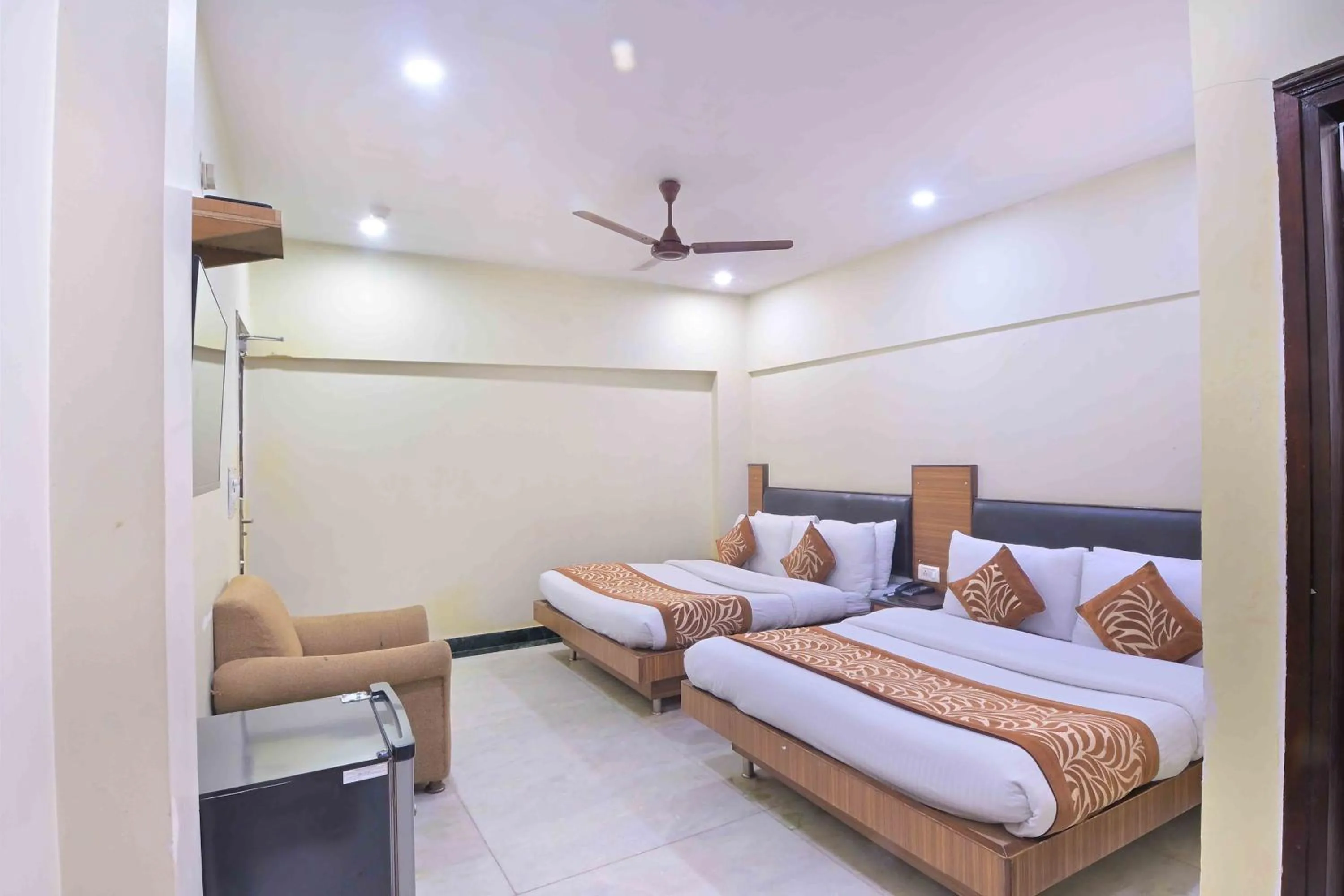Bedroom, Bed in Hotel Hari Piorko Grand - 2 Min from New Delhi Railway Station
