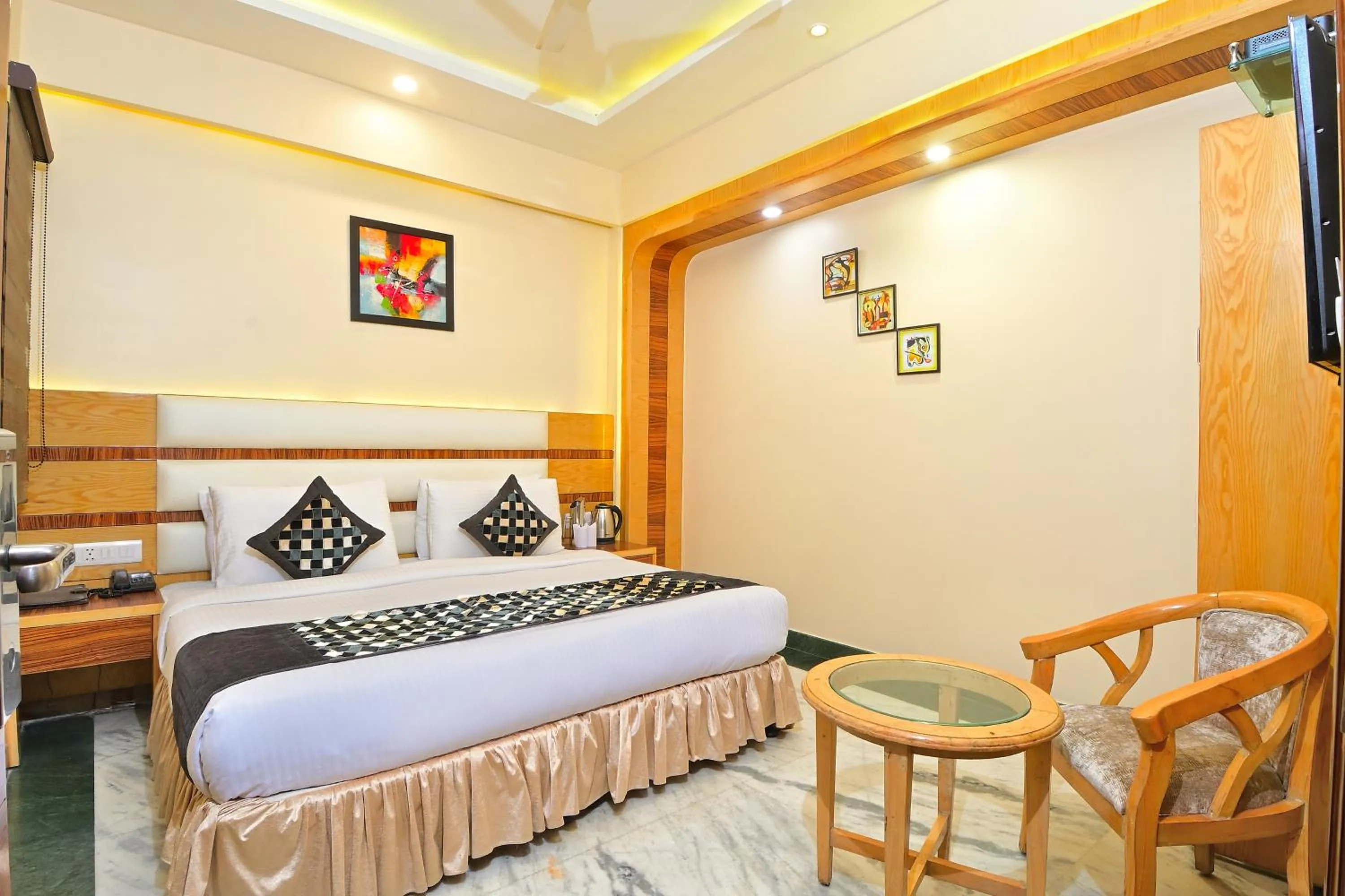 Bedroom, Bed in Hotel Hari Piorko Grand - 2 Min from New Delhi Railway Station