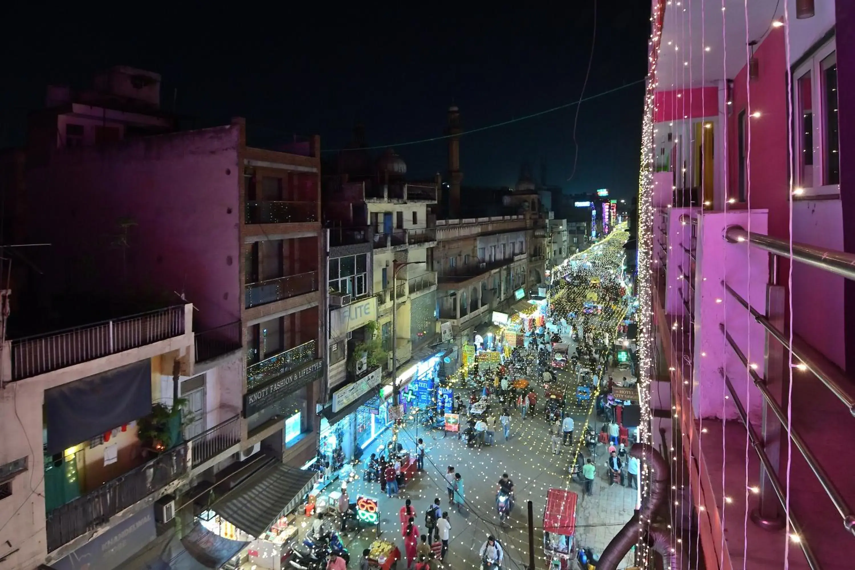 Property building in Hotel Hari Piorko Grand - 2 Min from New Delhi Railway Station Property building in Hotel Hari Piorko Grand - 2 Min from New Delhi Railway Station