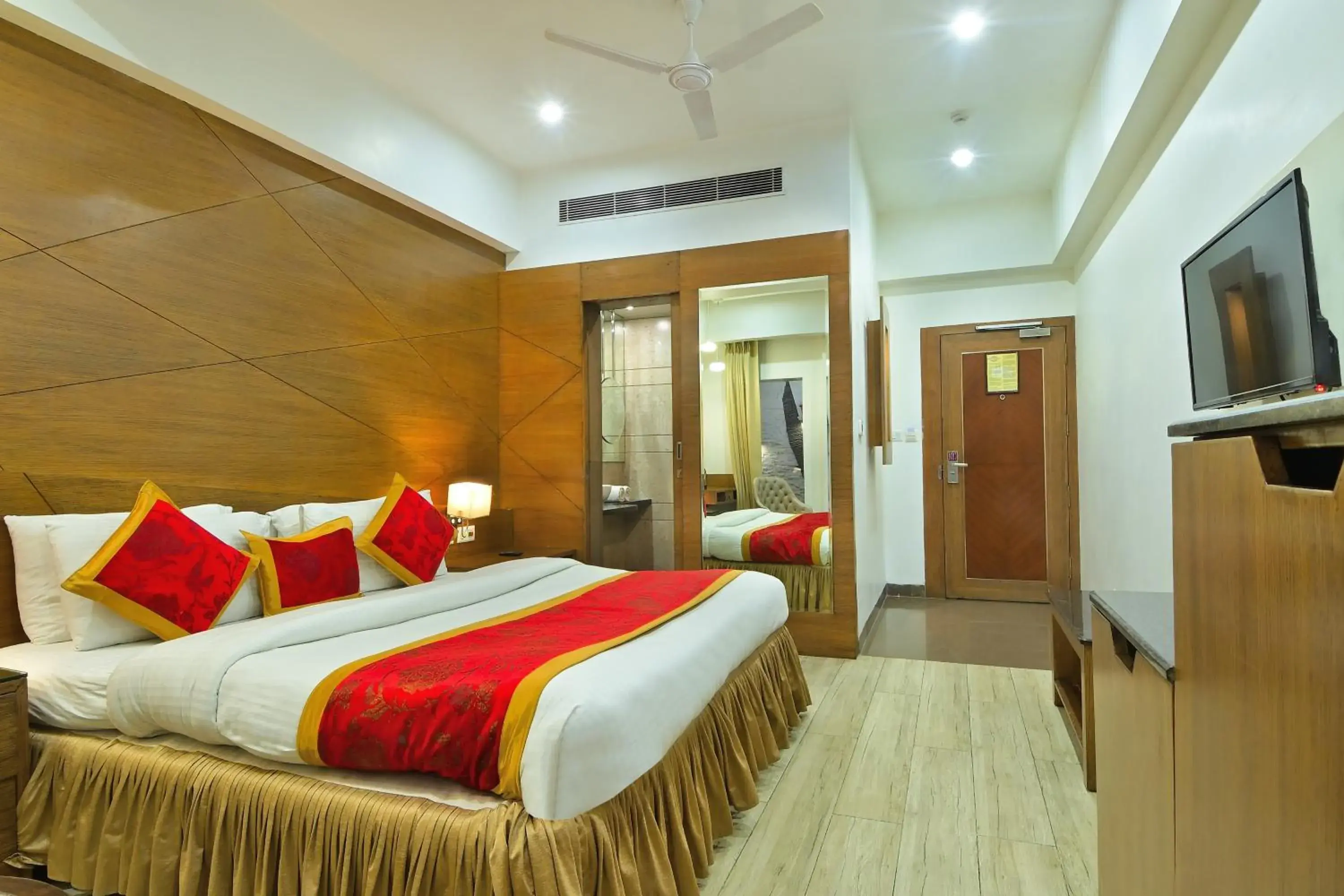 room service, Bed in Hotel Hari Piorko Grand - 2 Min from New Delhi Railway Station room service, Bed in Hotel Hari Piorko Grand - 2 Min from New Delhi Railway Station