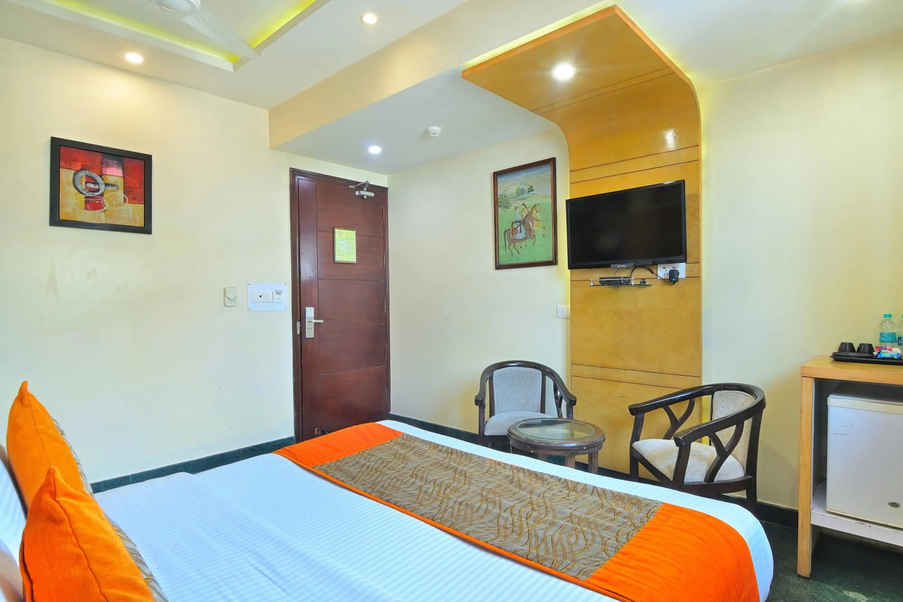Bedroom, Bed in Hotel Hari Piorko Grand - 2 Min from New Delhi Railway Station