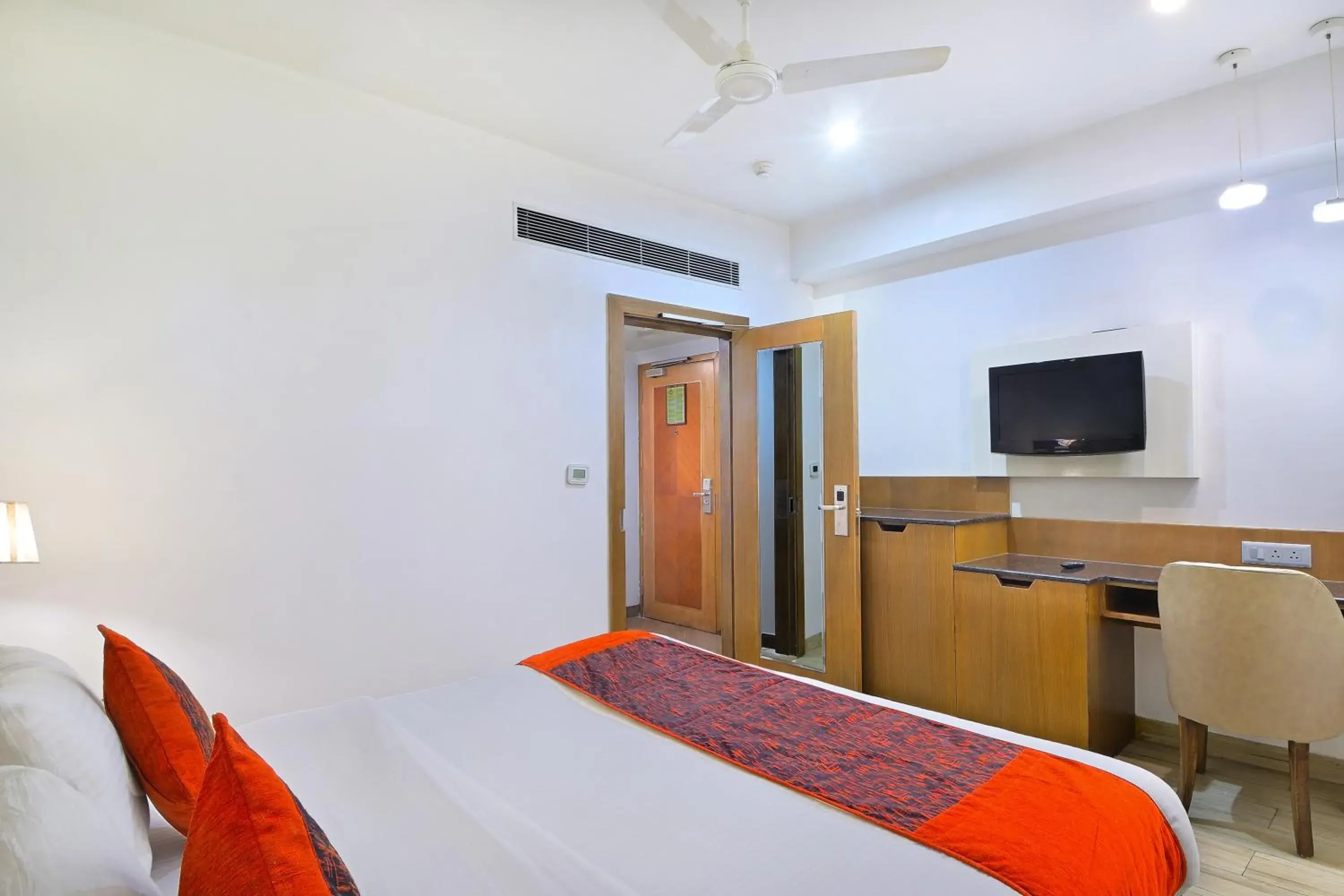 Bedroom, Bed in Hotel Hari Piorko Grand - 2 Min from New Delhi Railway Station Bedroom, Bed in Hotel Hari Piorko Grand - 2 Min from New Delhi Railway Station
