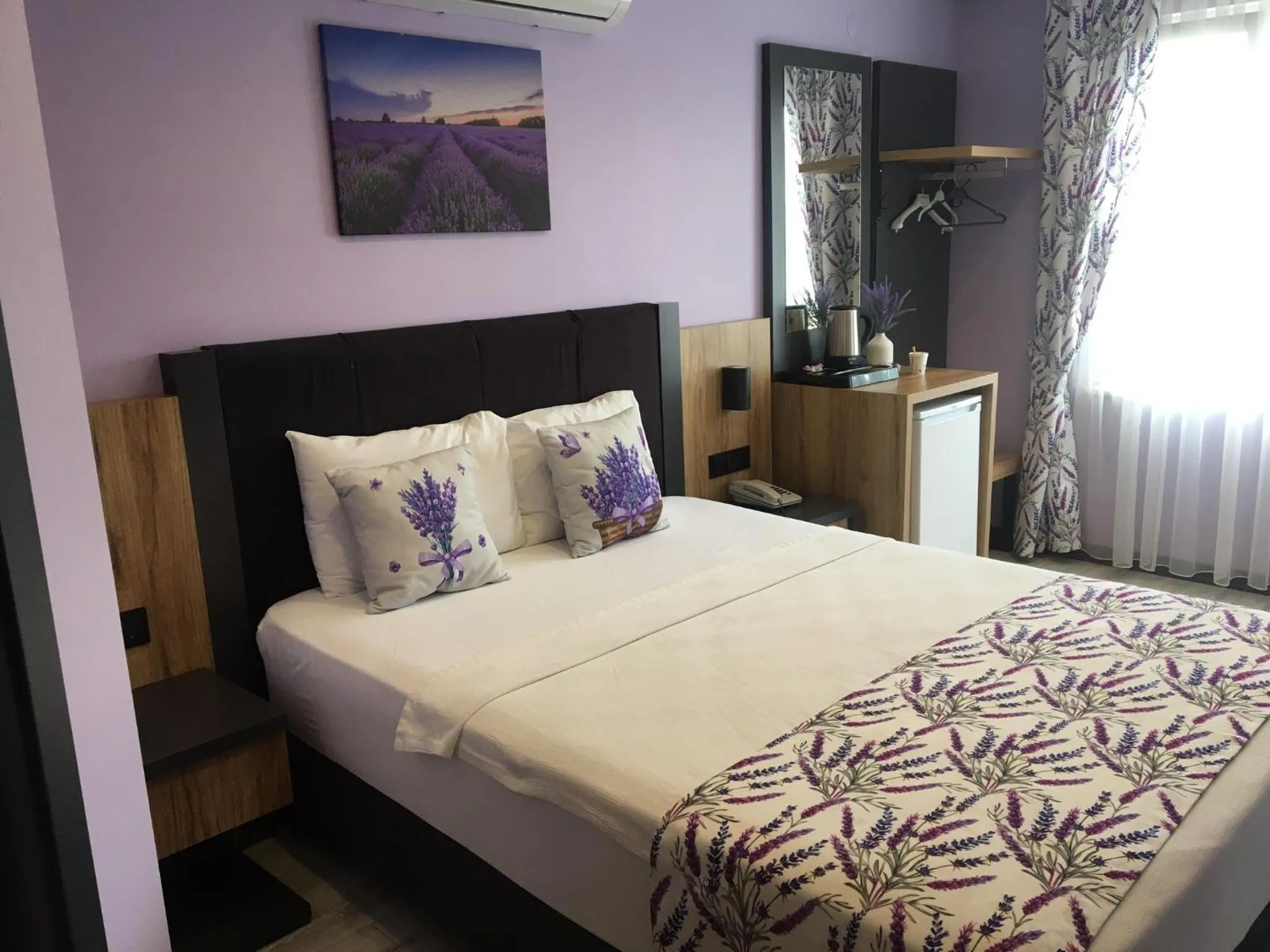 Photo of the whole room in Roy Otel Akçay