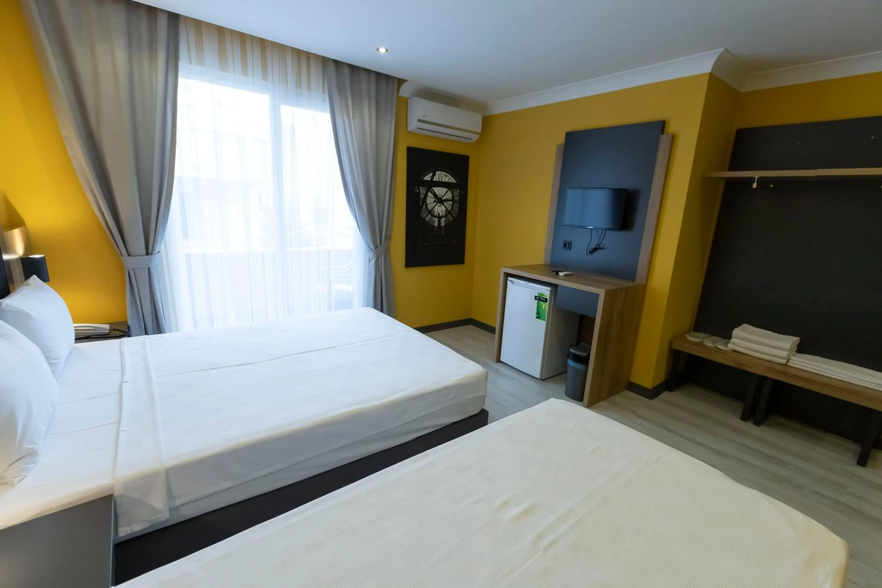 Photo of the whole room in Roy Otel Akçay