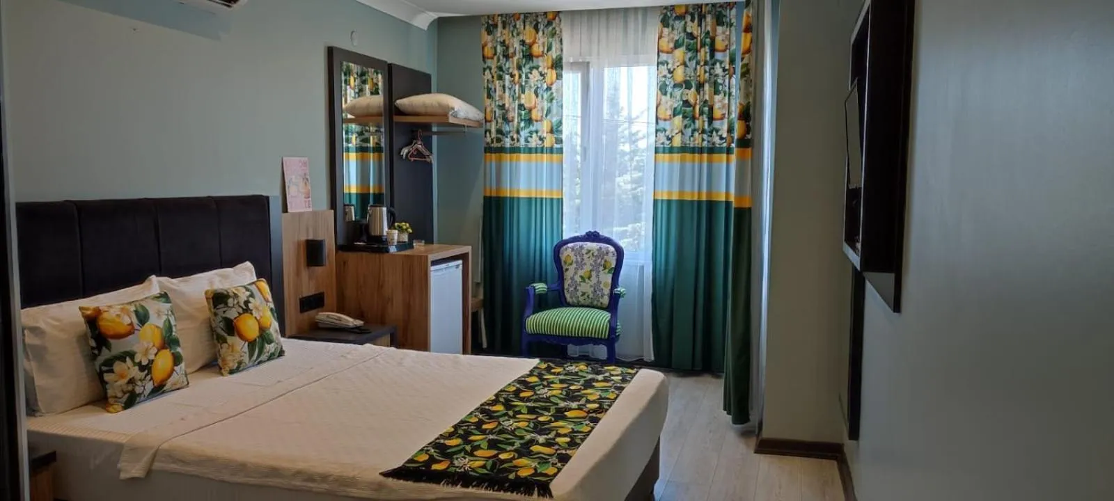 Photo of the whole room in Roy Otel Akçay