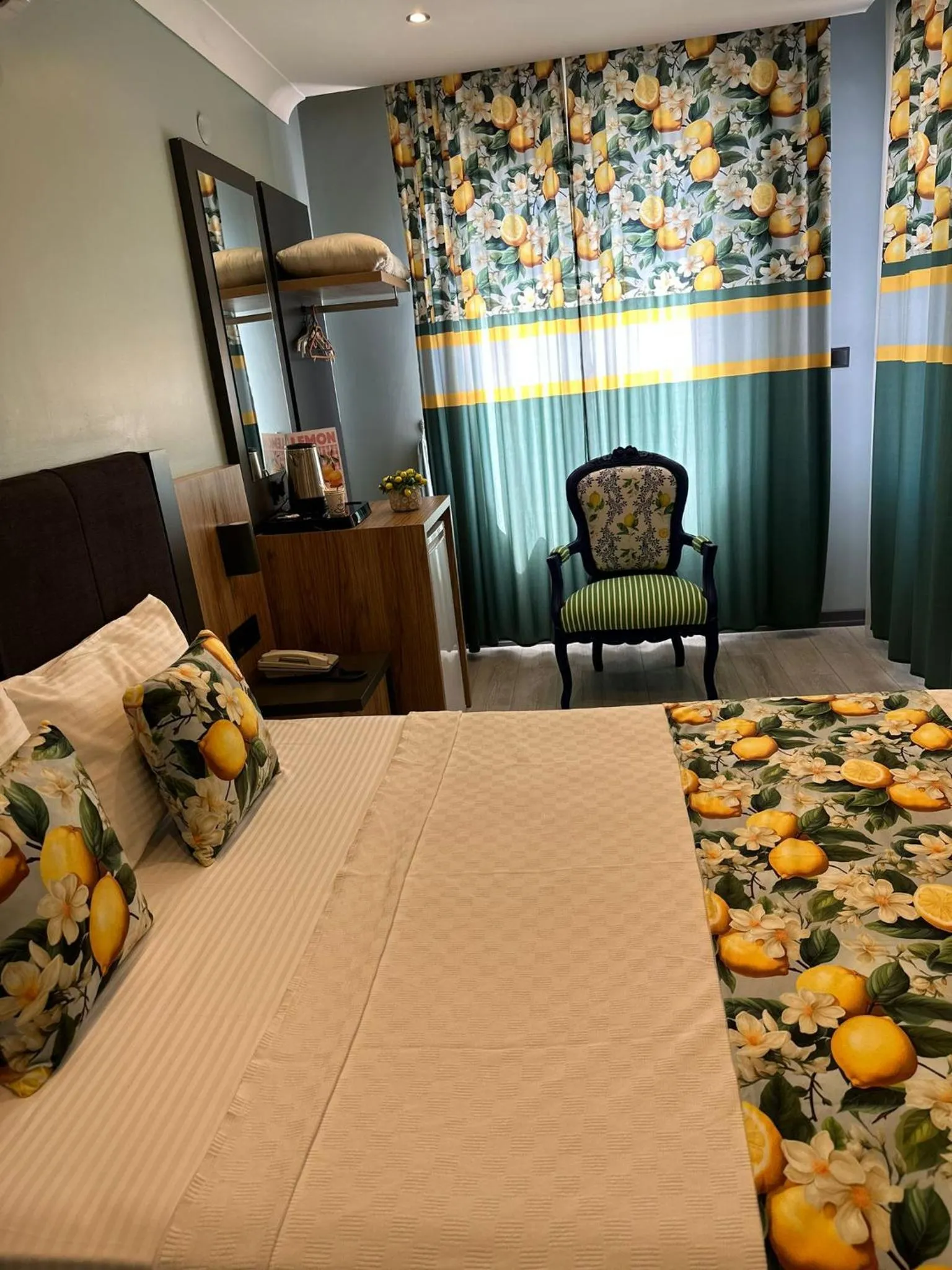 Photo of the whole room in Roy Otel Akçay