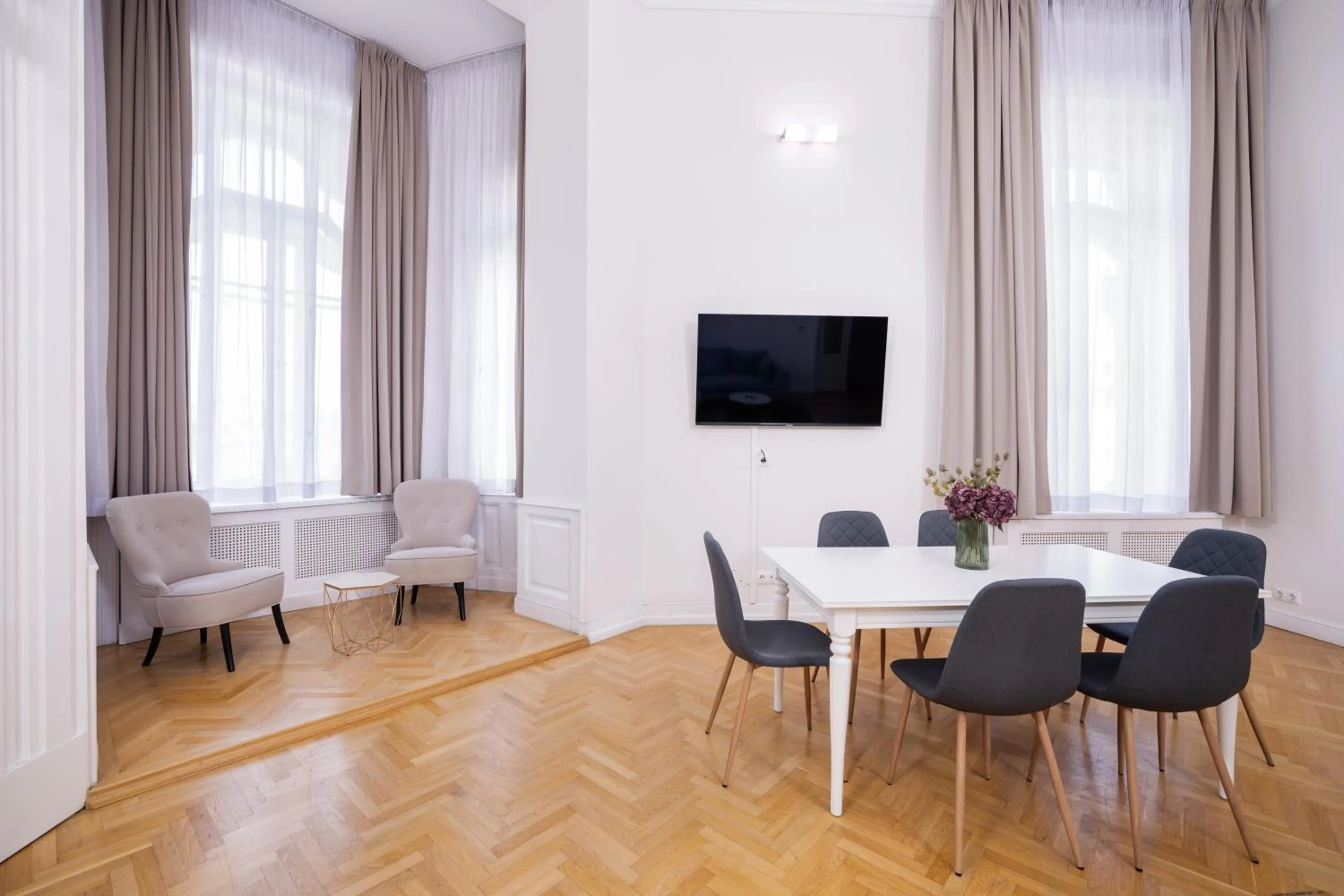 Communal lounge/ TV room in City Hotel Matyas