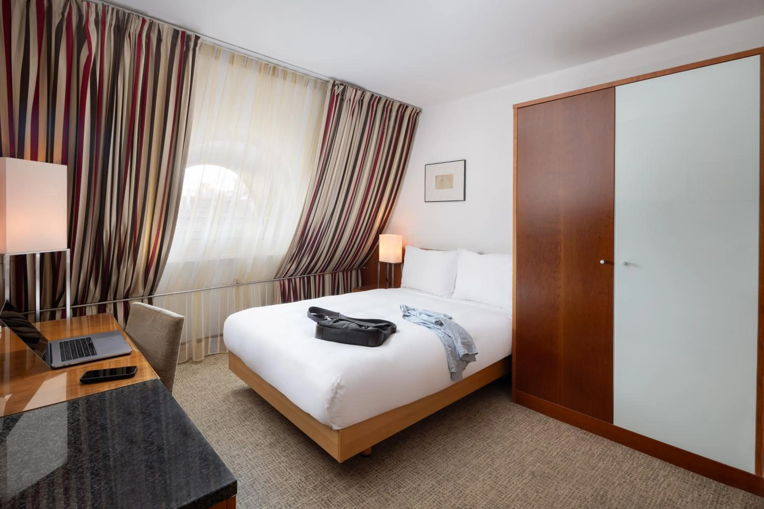 Bed in K+K Hotel Opera