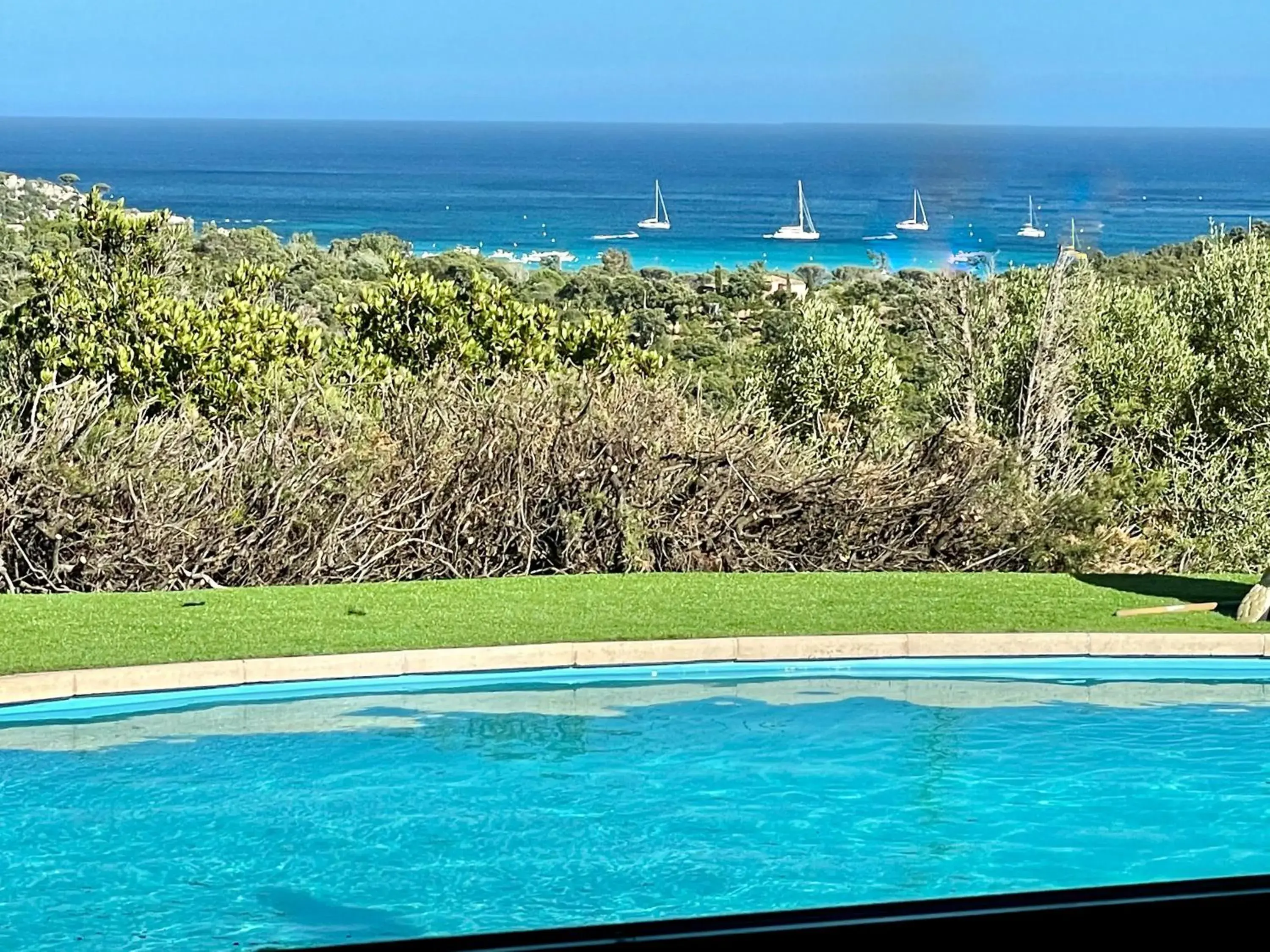 Villa AZURA, vue panoramique et proche mer à Santa Giulia, piscine chauffée Villa AZURA, vue panoramique et proche mer à Santa Giulia, piscine chauffée
