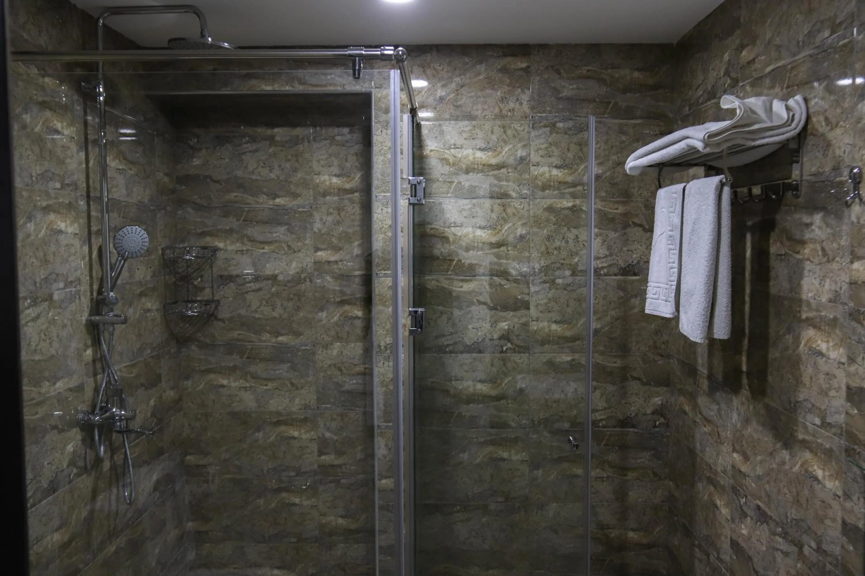 Shower in Kristal Inn Hotel