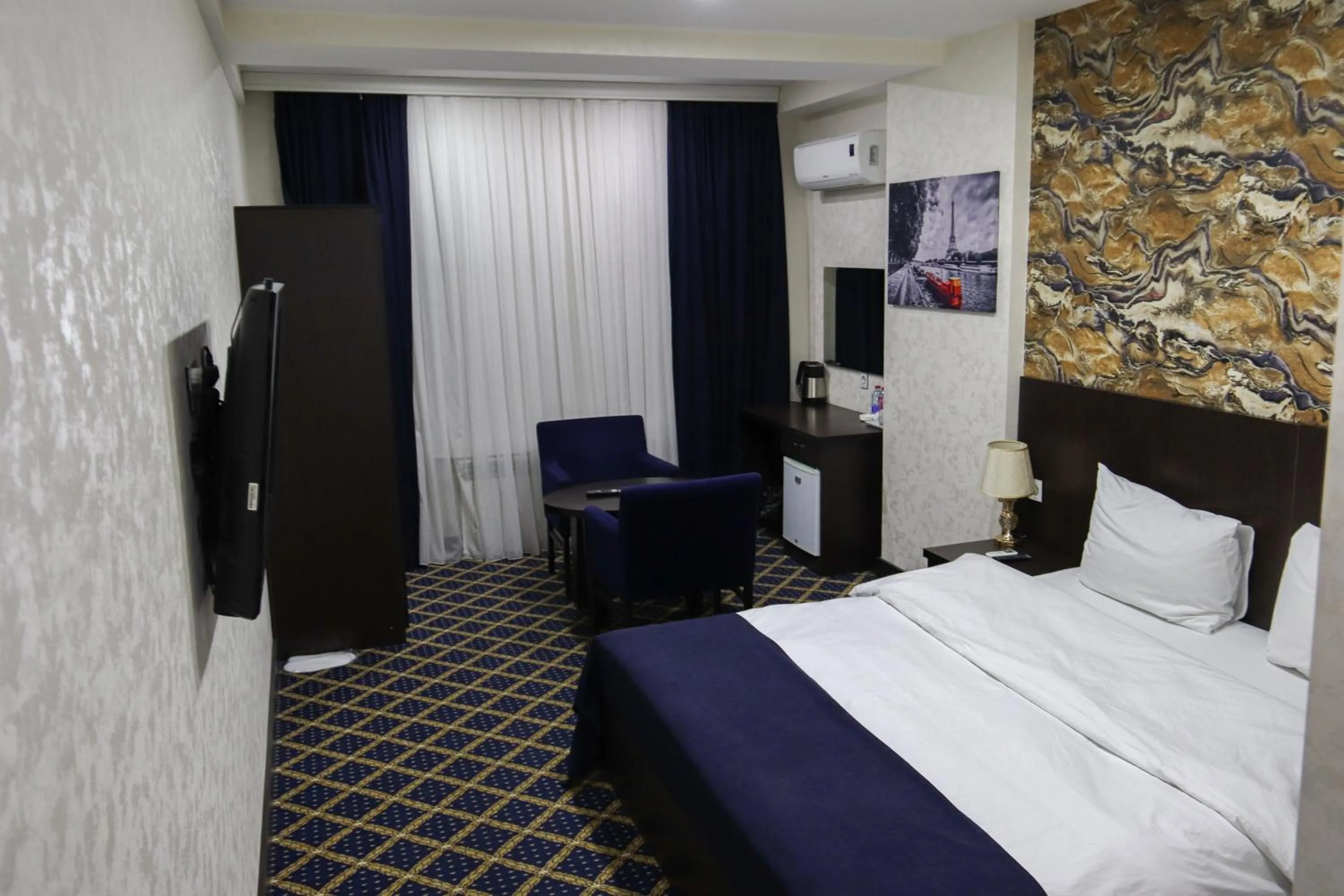 TV and multimedia, Bed in Kristal Inn Hotel