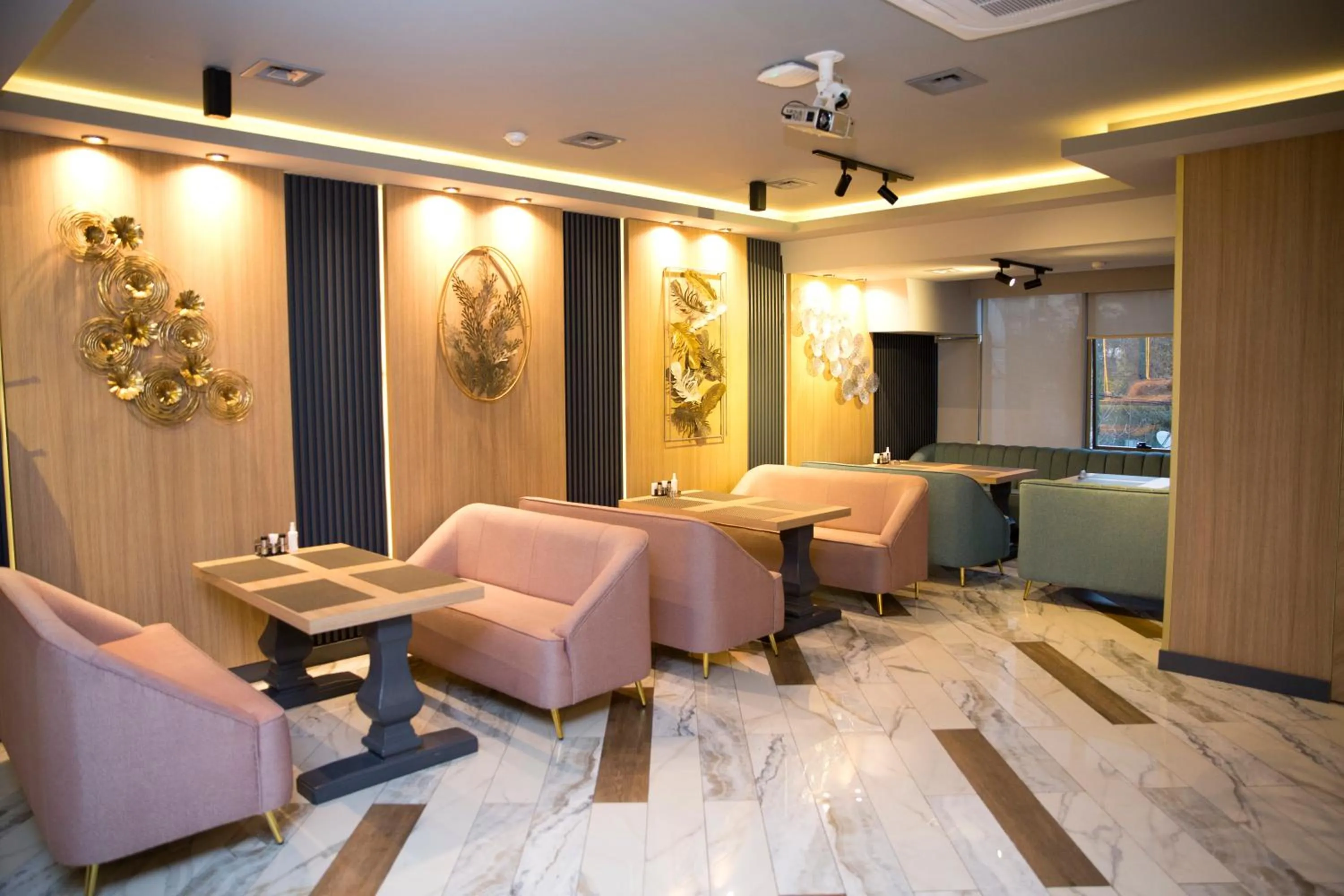 Restaurant/places to eat in Kristal Inn Hotel