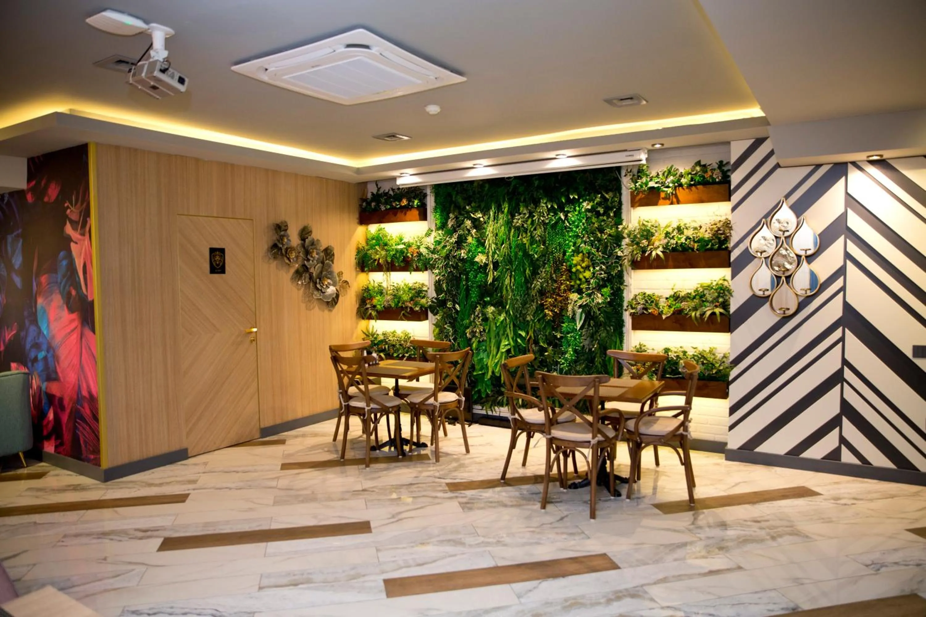 Restaurant/places to eat in Kristal Inn Hotel