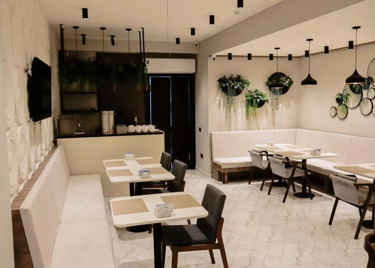 Restaurant/places to eat in Kristal Inn Hotel