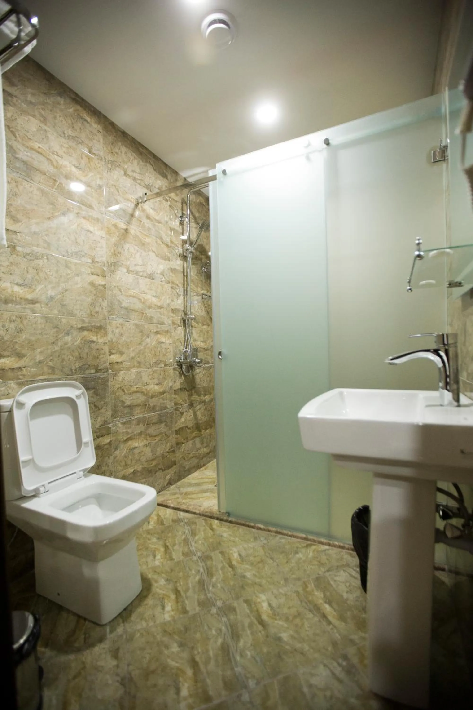 Shower in Kristal Inn Hotel