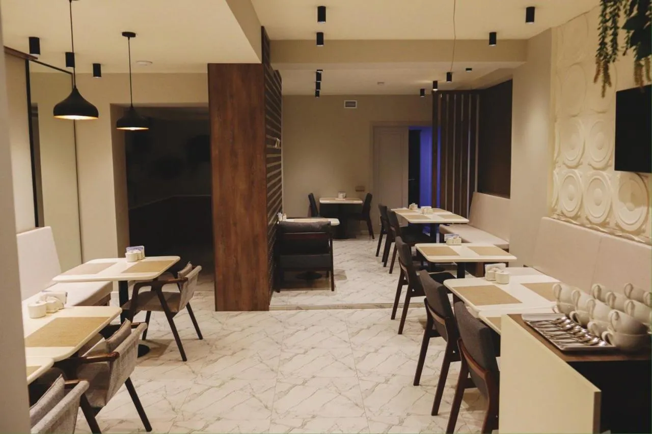 Restaurant/places to eat in Kristal Inn Hotel