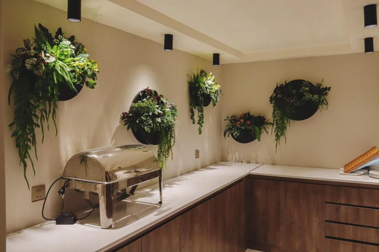 Restaurant/places to eat in Kristal Inn Hotel
