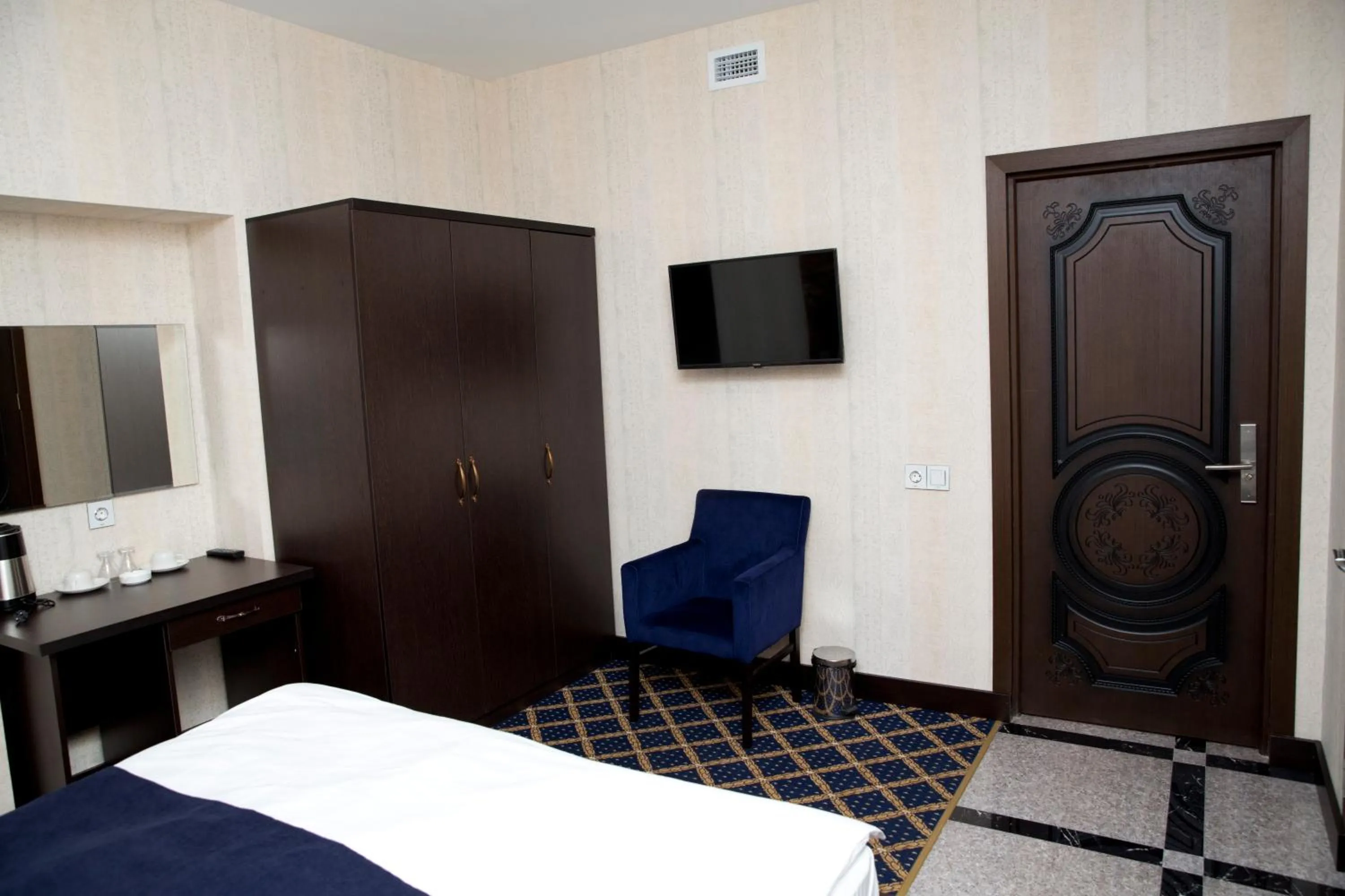 TV and multimedia, Bed in Kristal Inn Hotel