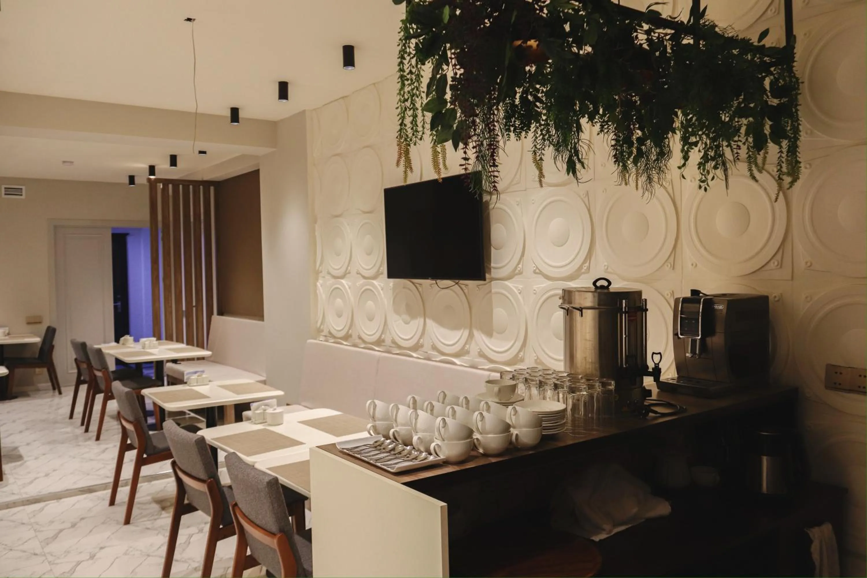 Restaurant/places to eat in Kristal Inn Hotel