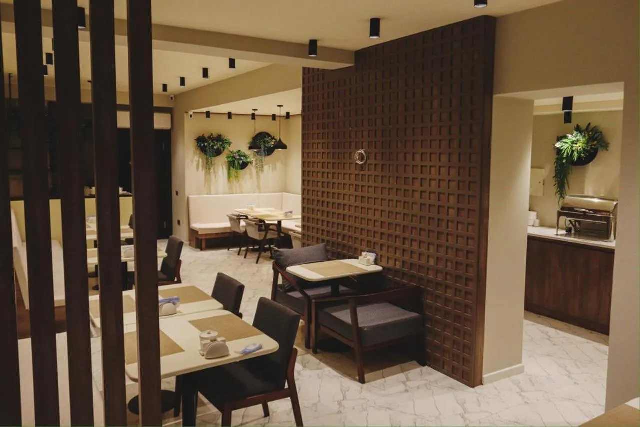 Restaurant/places to eat in Kristal Inn Hotel