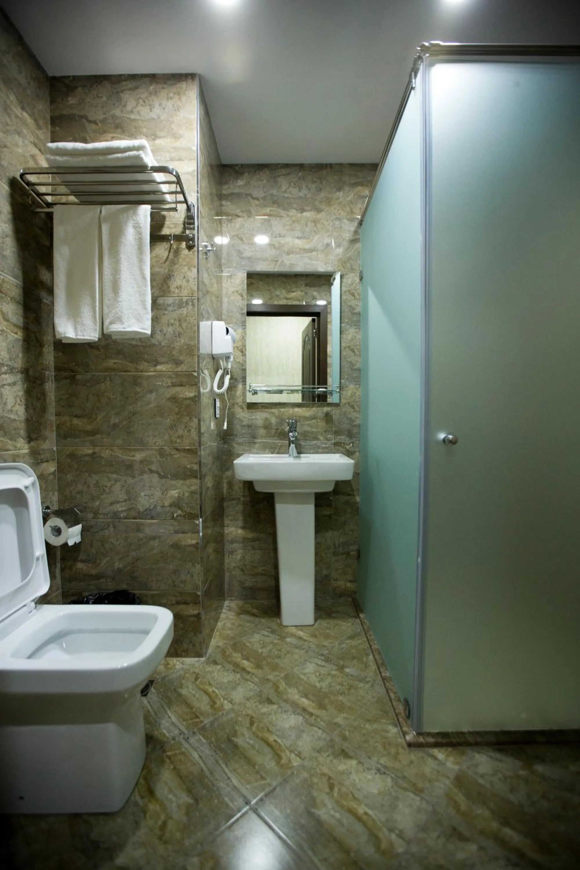 Shower in Kristal Inn Hotel