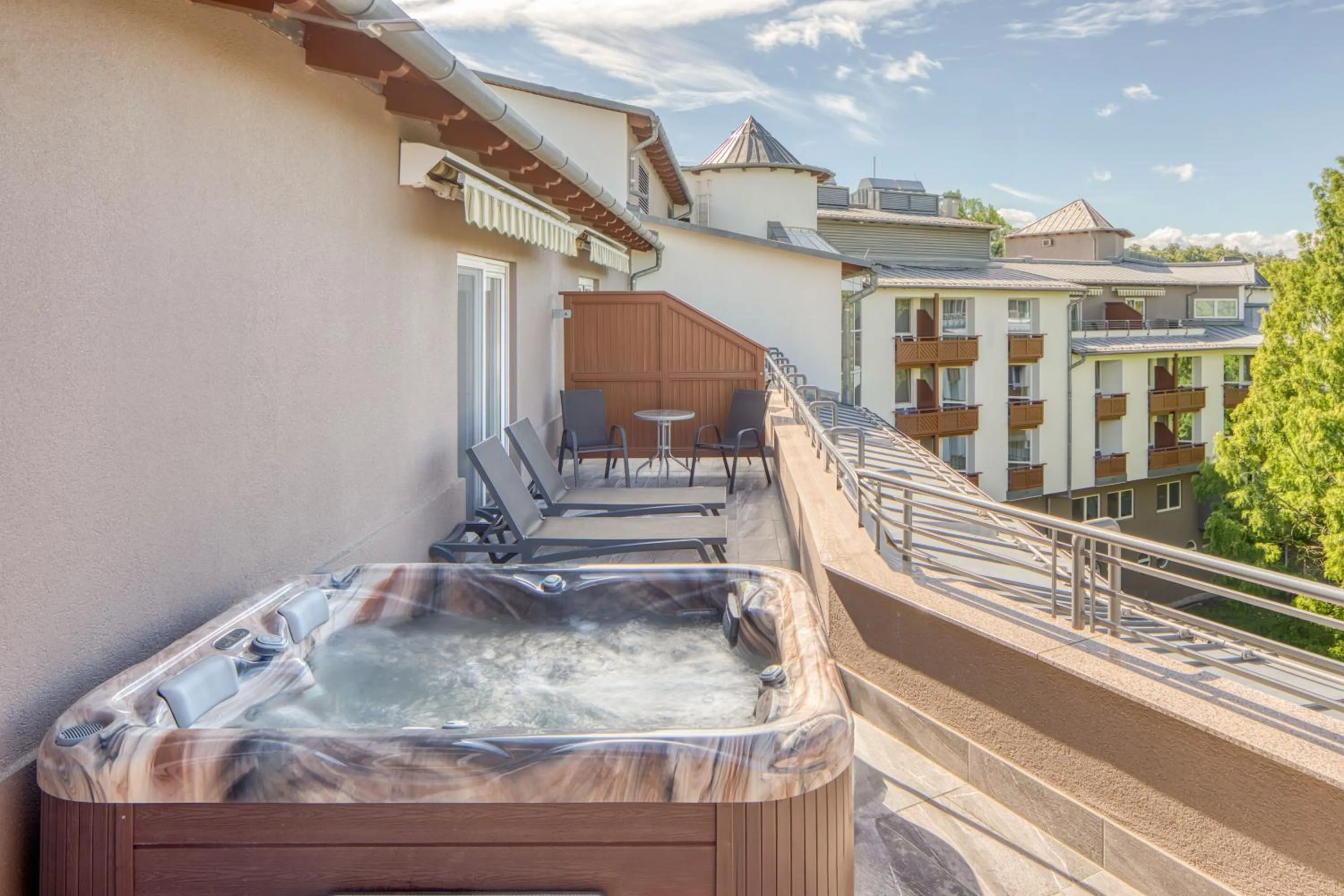 Hot Tub in Lotus Therme Hotel & Spa