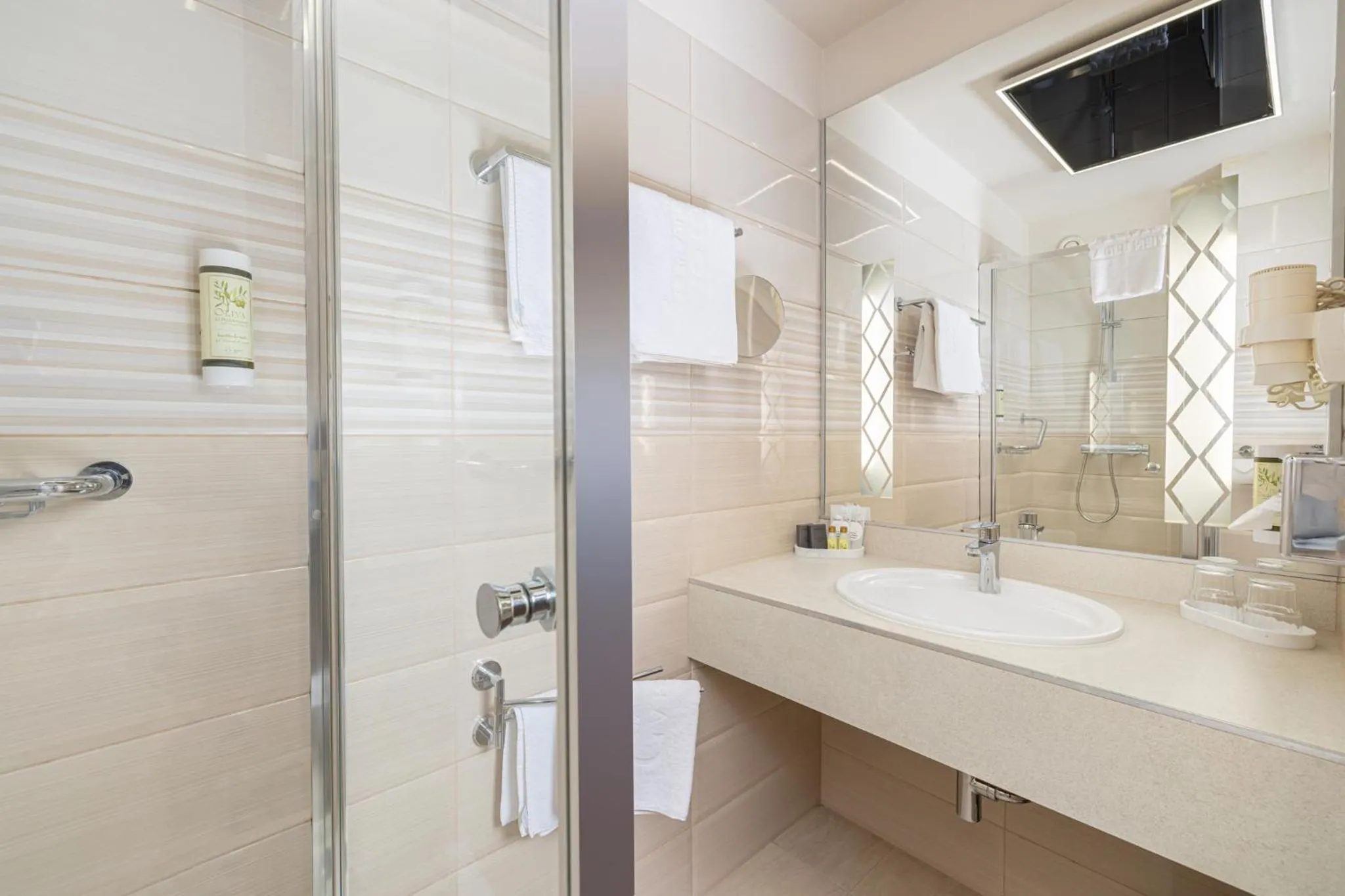 Shower in Carlton Hotel Buda Castle