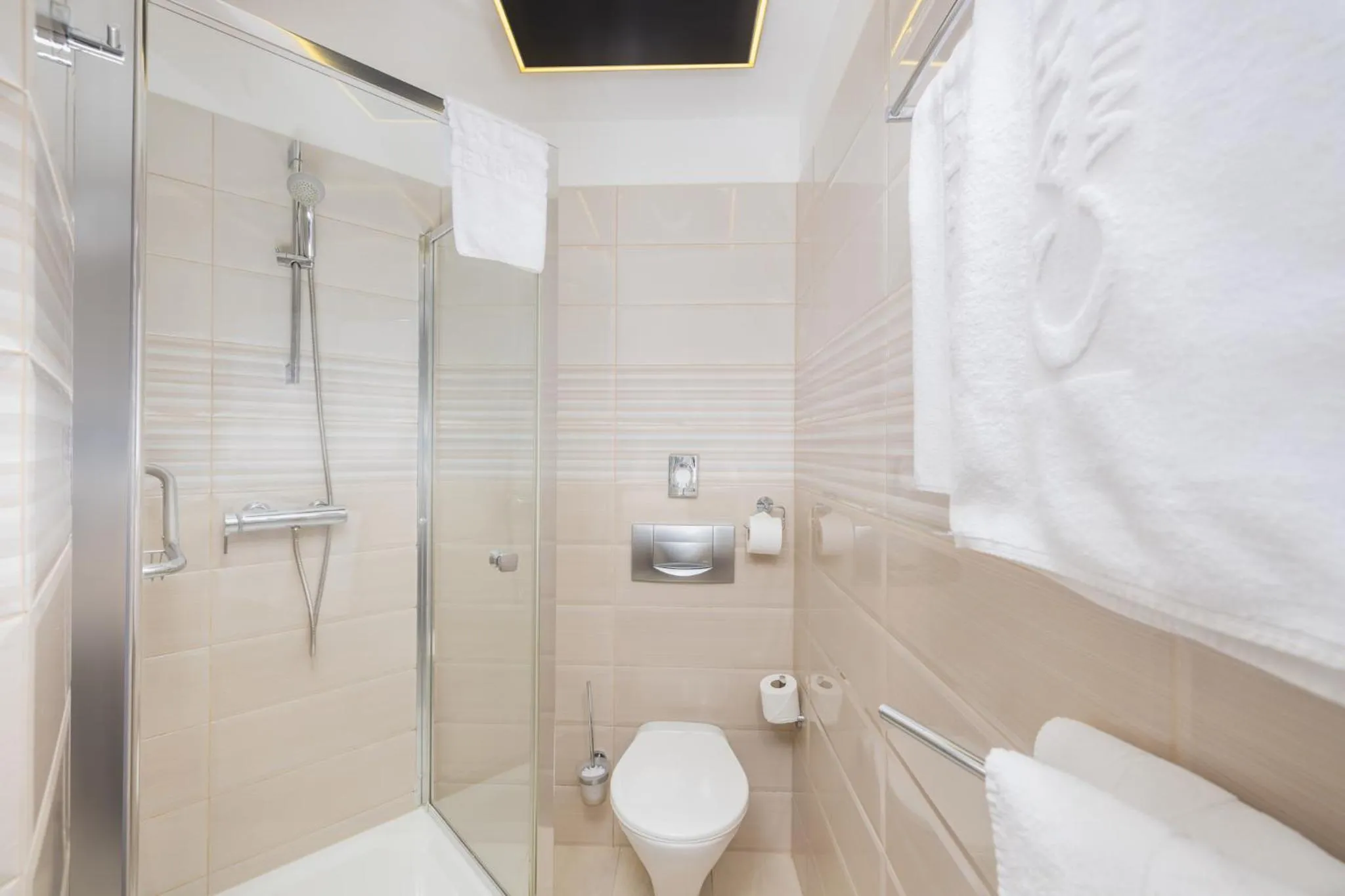 Shower in Carlton Hotel Buda Castle