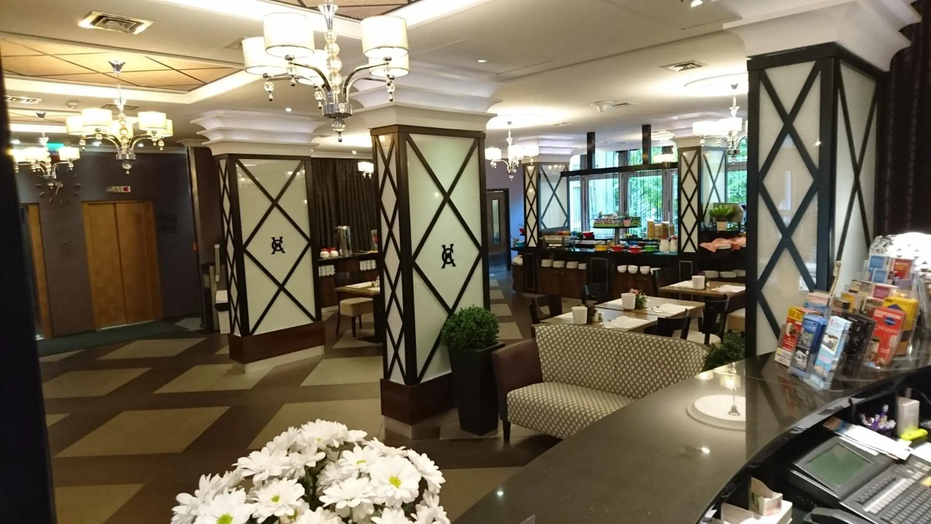 Lobby or reception, Restaurant/Places to Eat in Exe Carlton Hotel Budapest