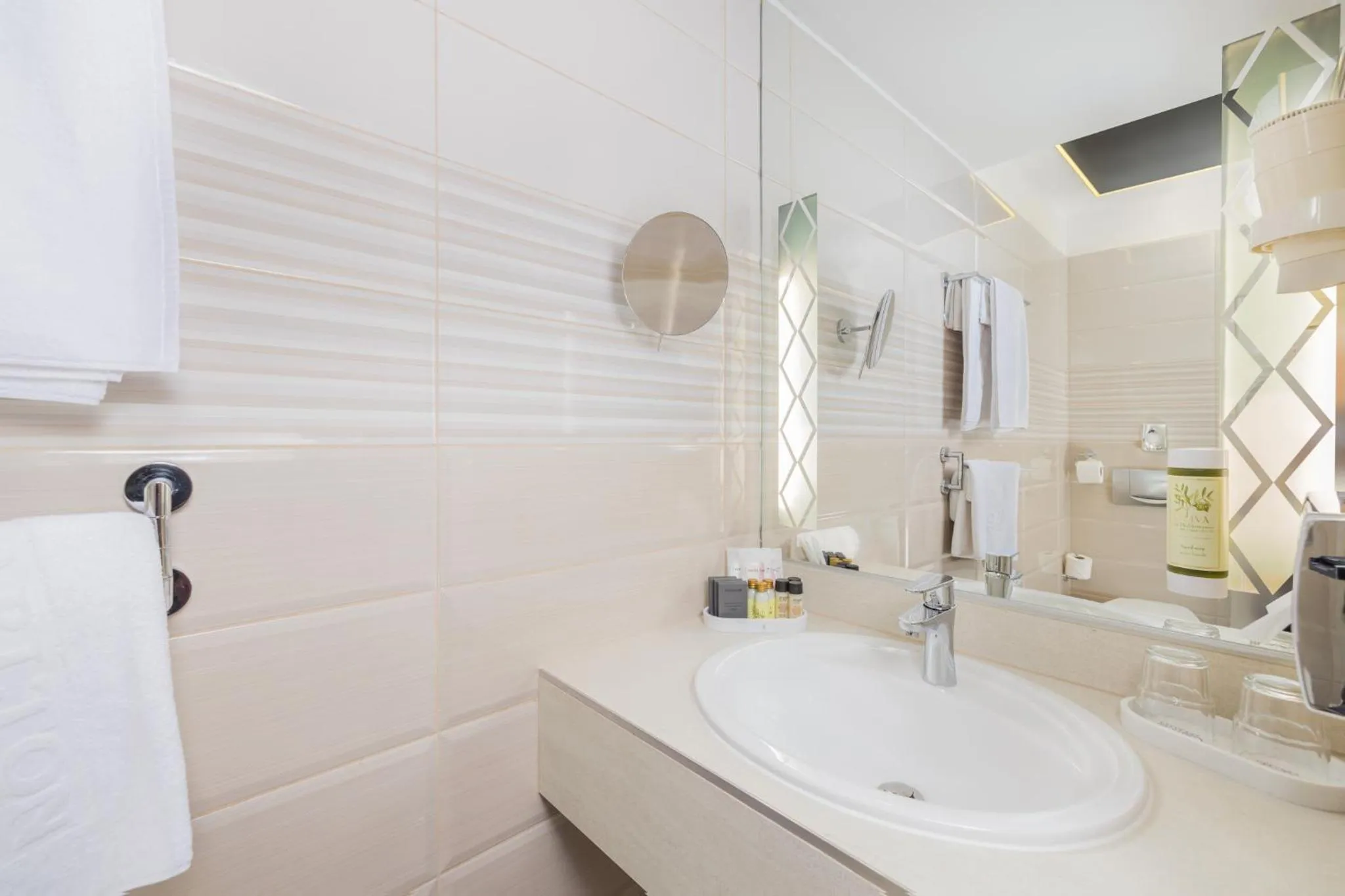 Shower in Carlton Hotel Buda Castle