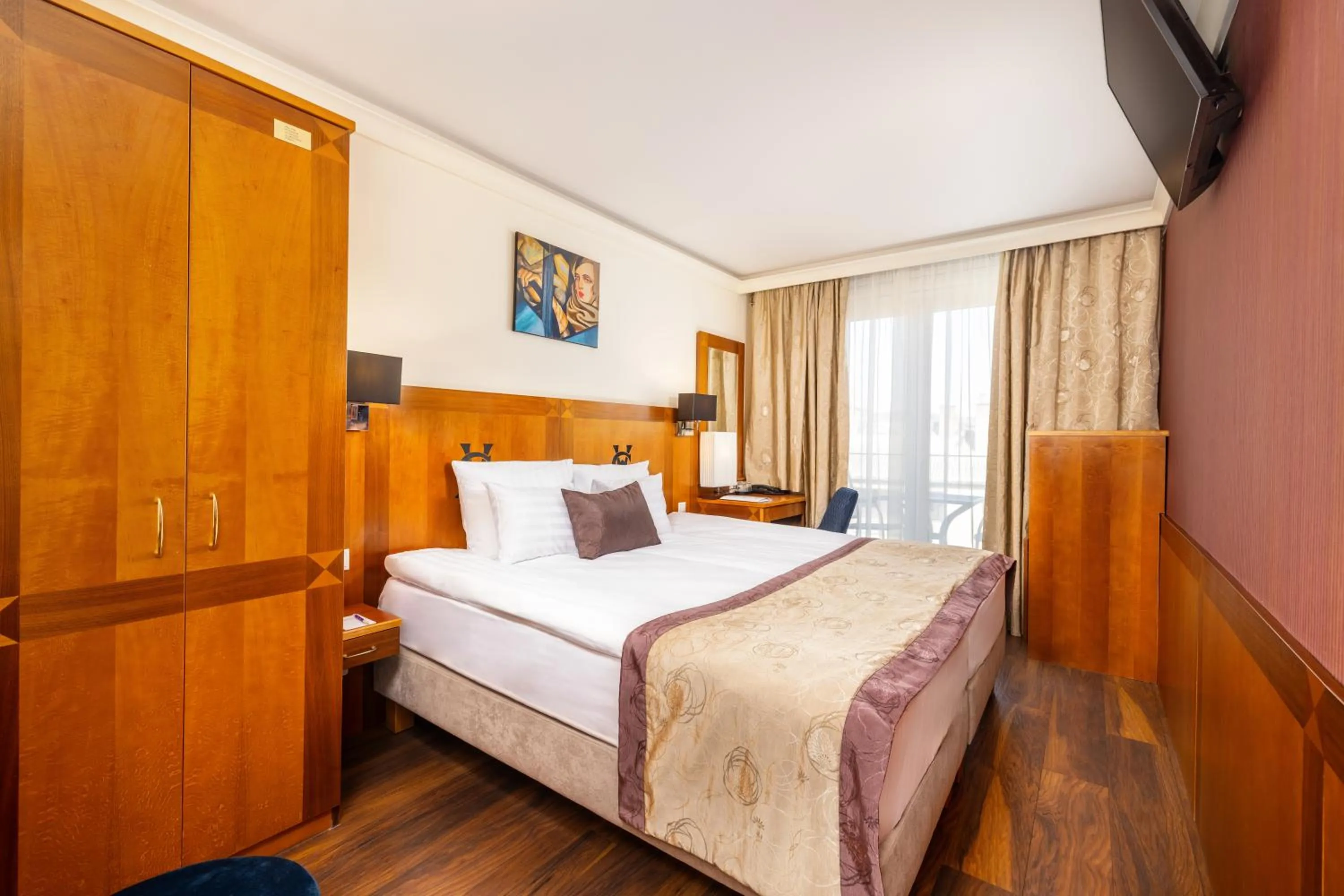 Bedroom, Bed in Carlton Hotel Buda Castle