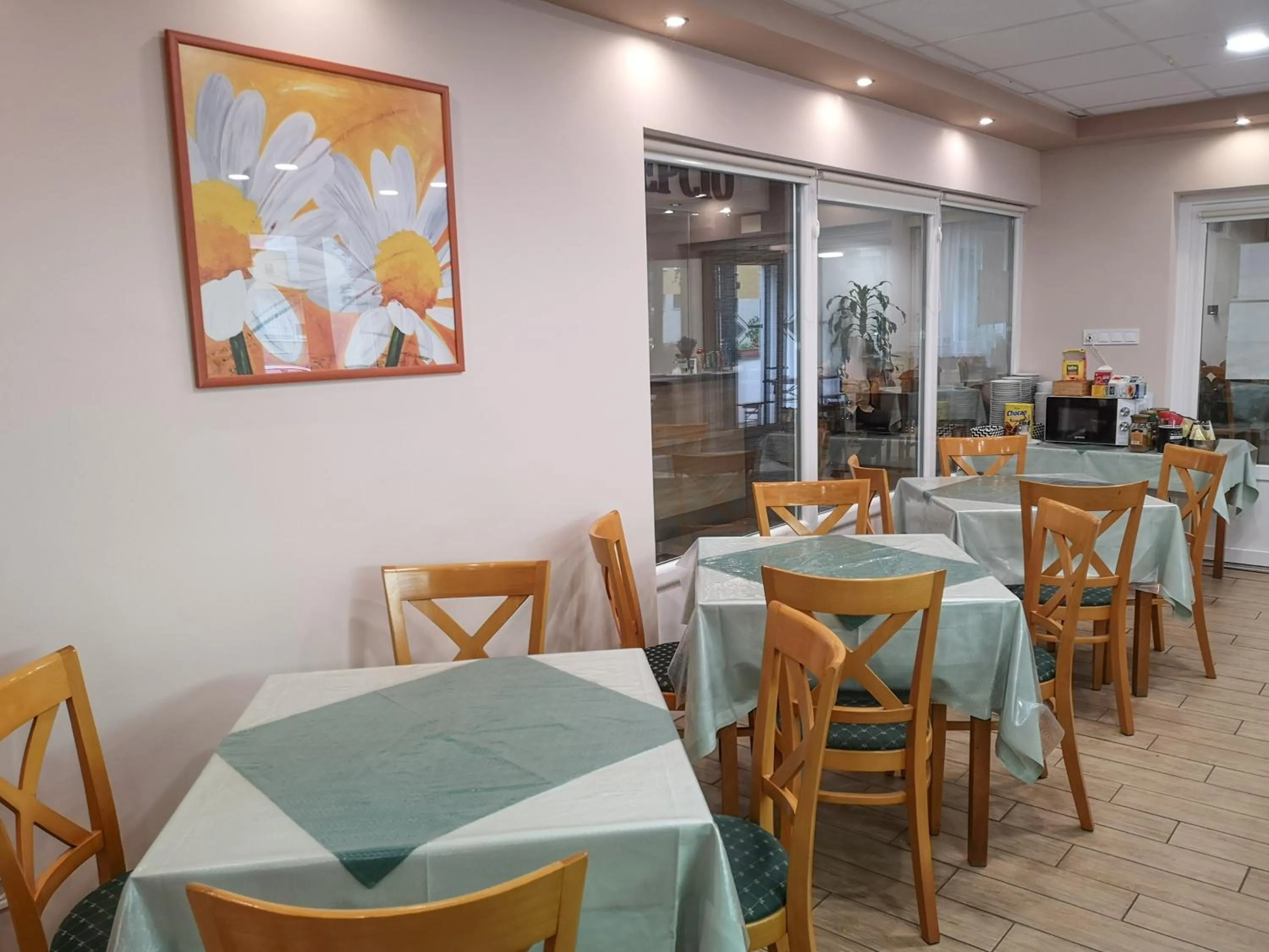 Restaurant/places to eat in Hotel Touring