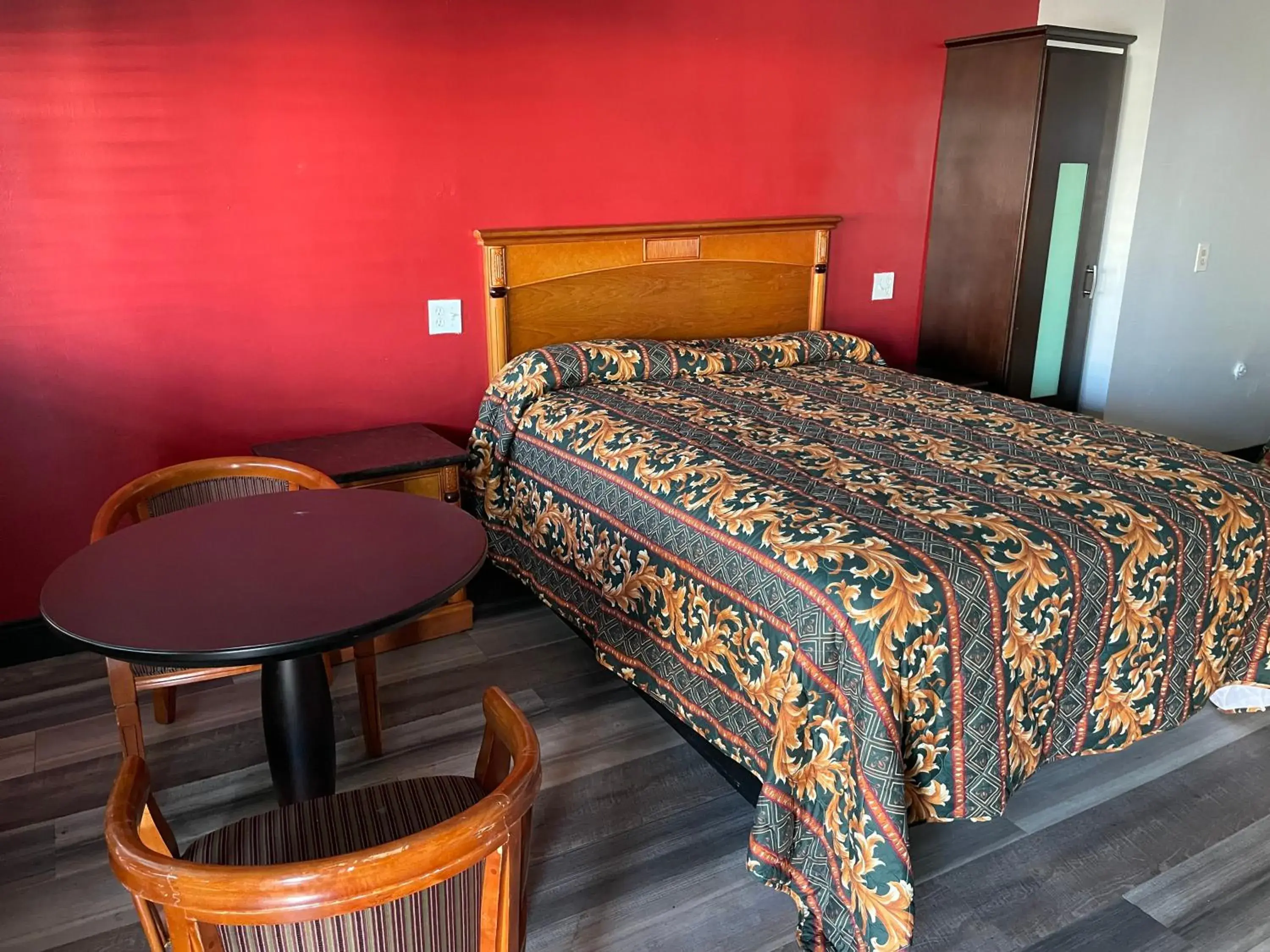 Bedroom, Bed in La Casa Motel, Garden Grove - Anaheim Bedroom, Bed in La Casa Motel, Garden Grove - Anaheim