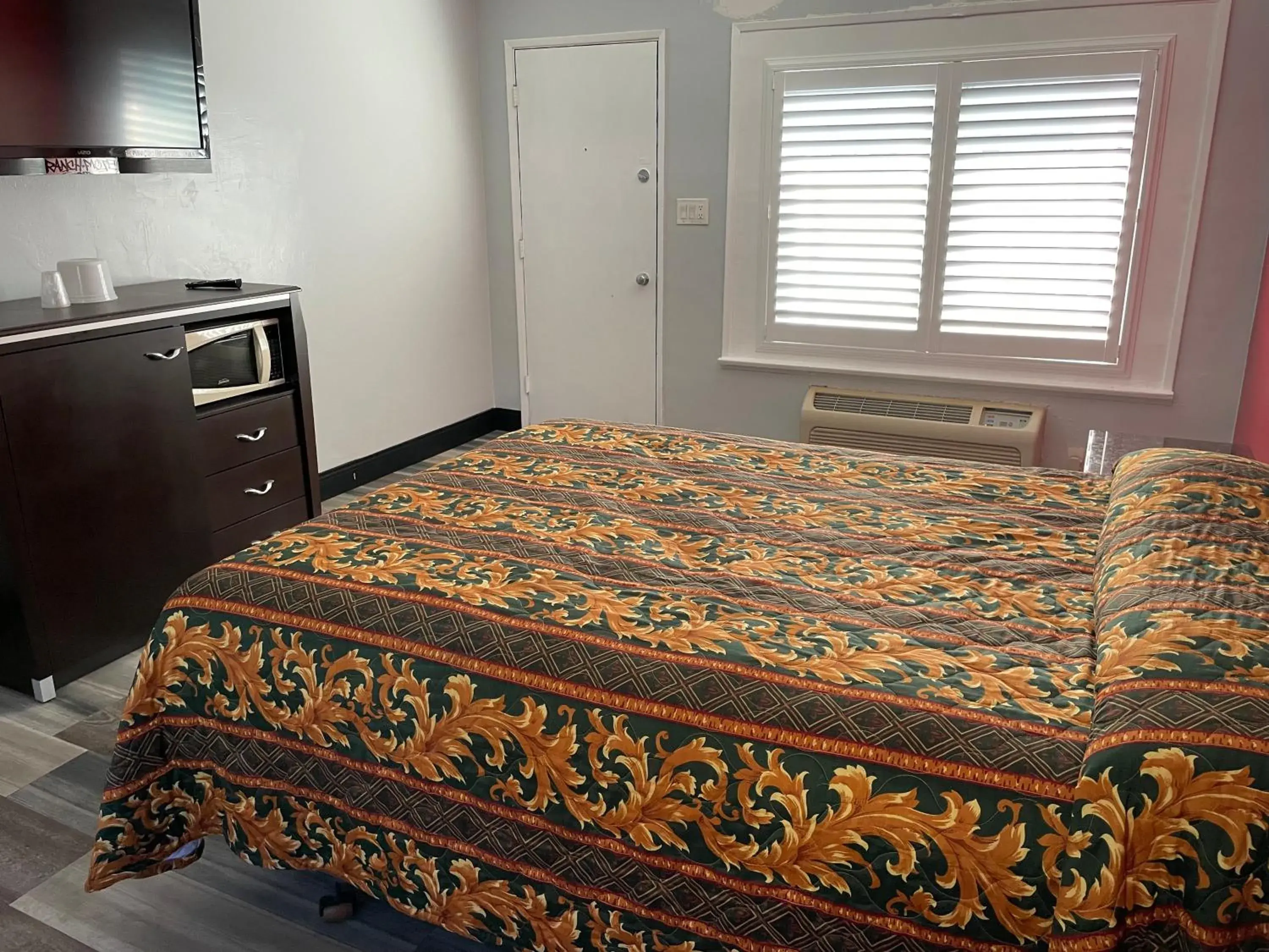 Bedroom, Bed in La Casa Motel, Garden Grove - Anaheim Bedroom, Bed in La Casa Motel, Garden Grove - Anaheim