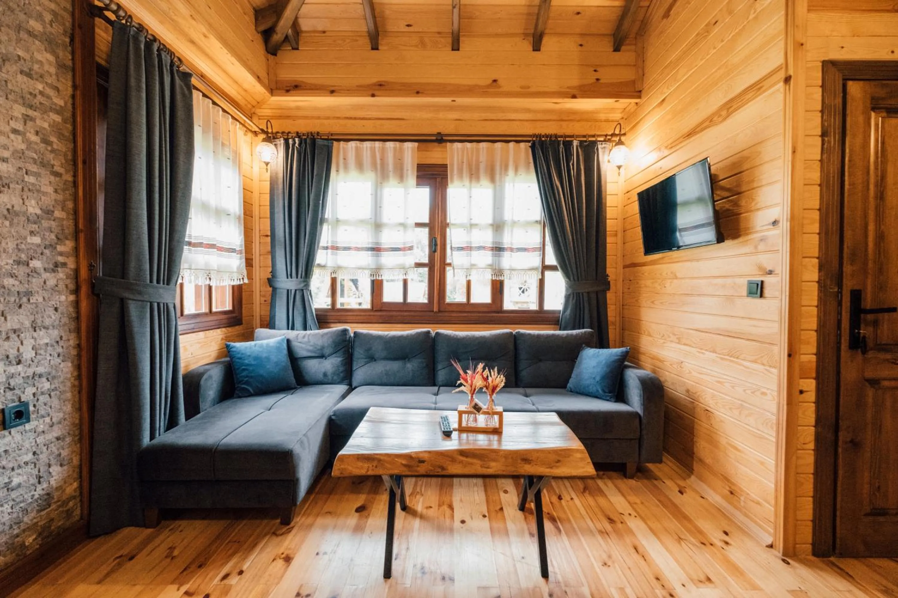 Communal lounge/ TV room in Dedeman Village Sapanca