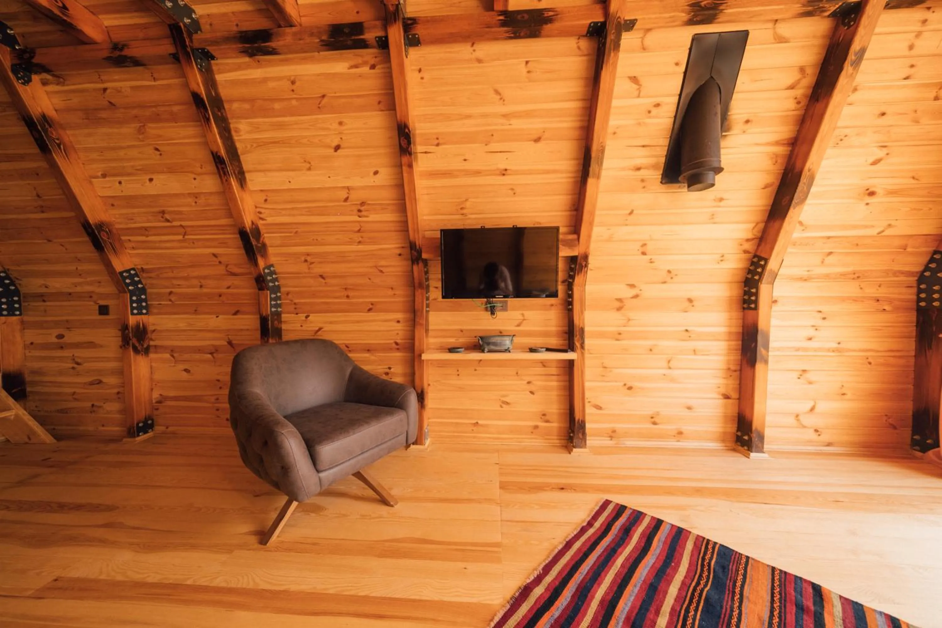 Communal lounge/ TV room in Dedeman Village Sapanca