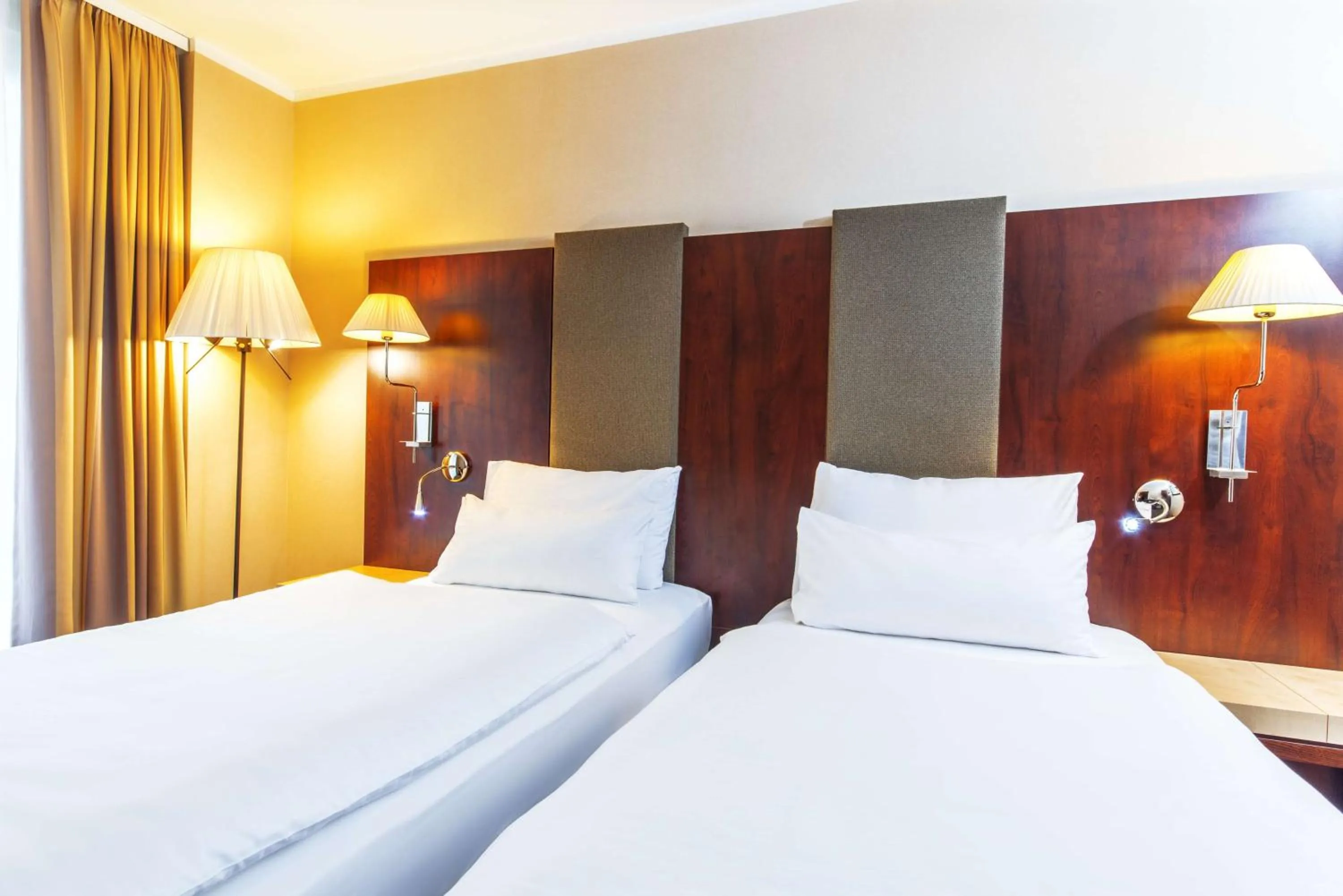 Photo of the whole room, Bed in NH Budapest City