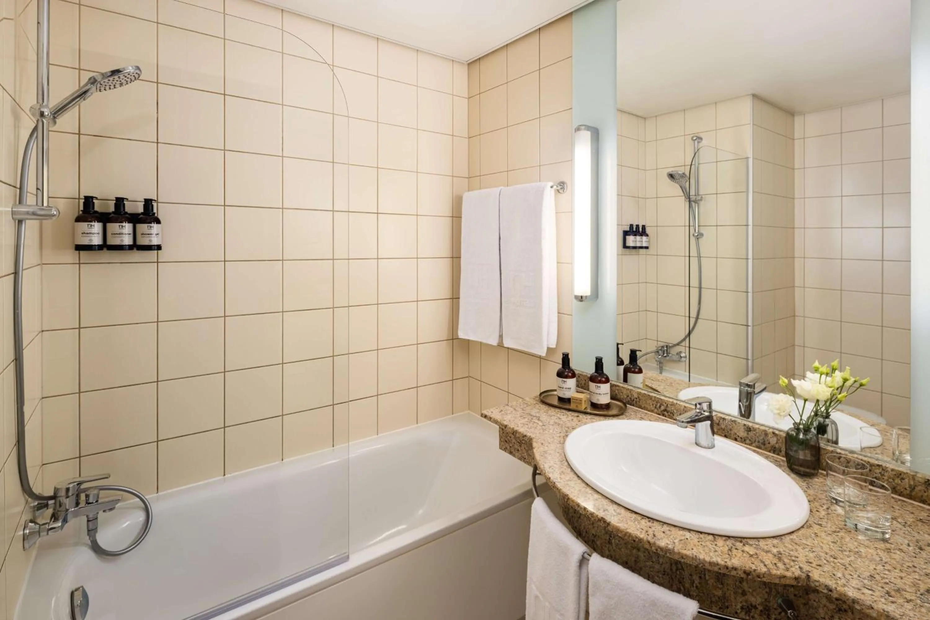 Bathroom in NH Budapest City